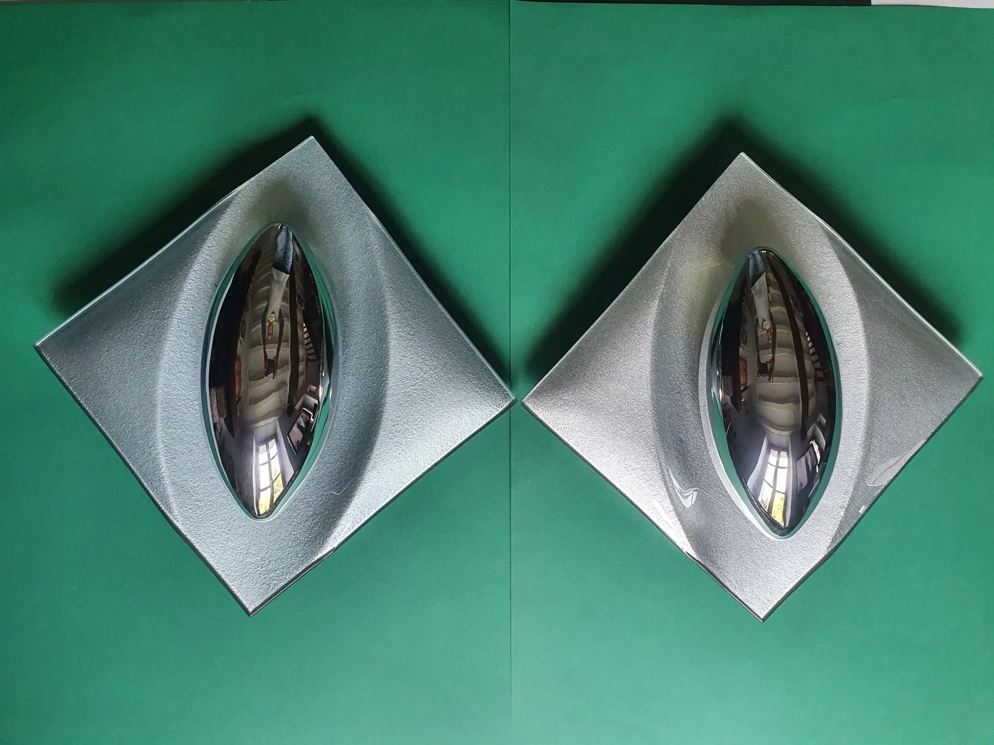 Paire-appliques-murales-UFO-futuristes-face-1