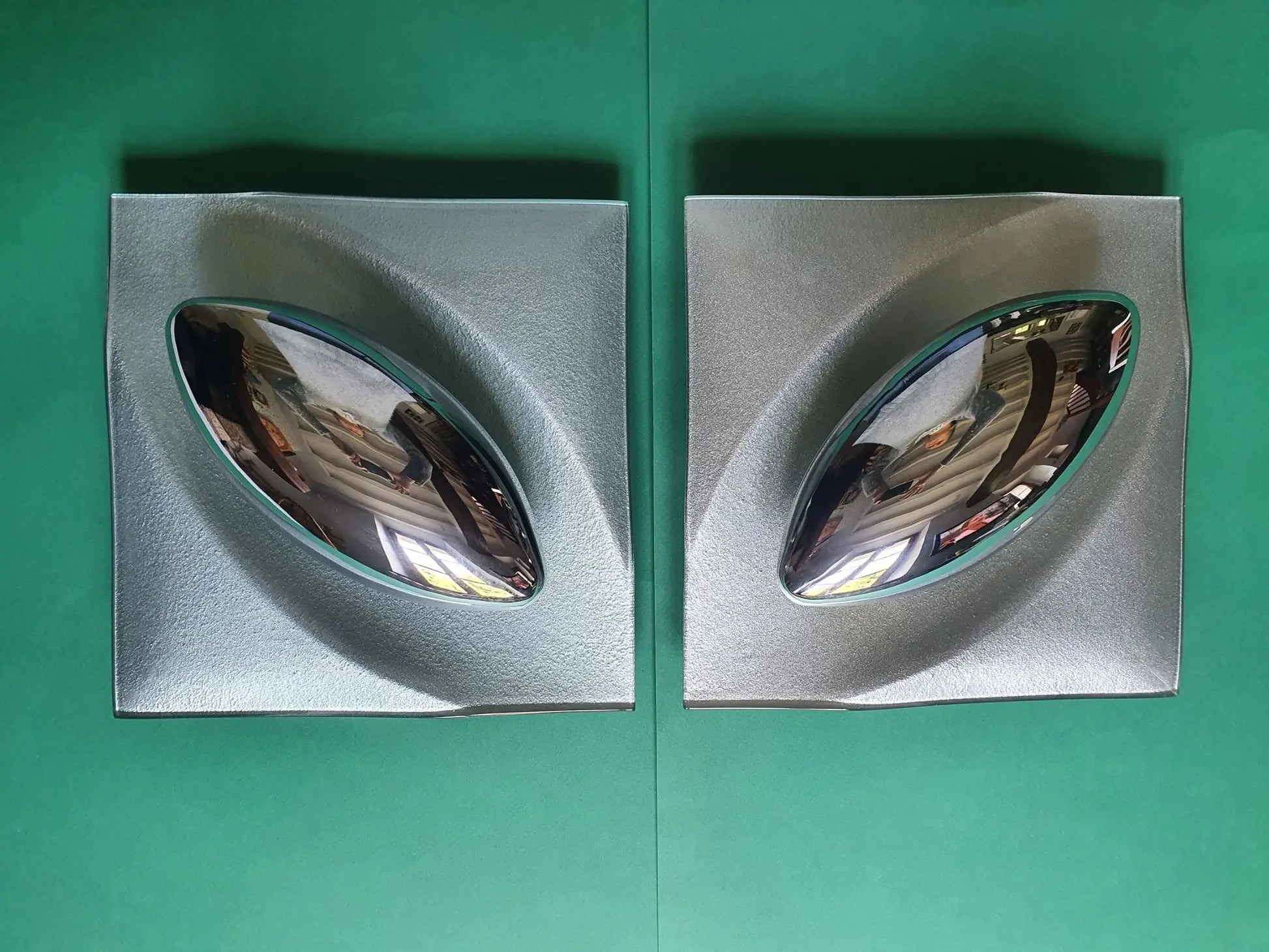 Paire-appliques-murales-UFO-futuristes-face-2