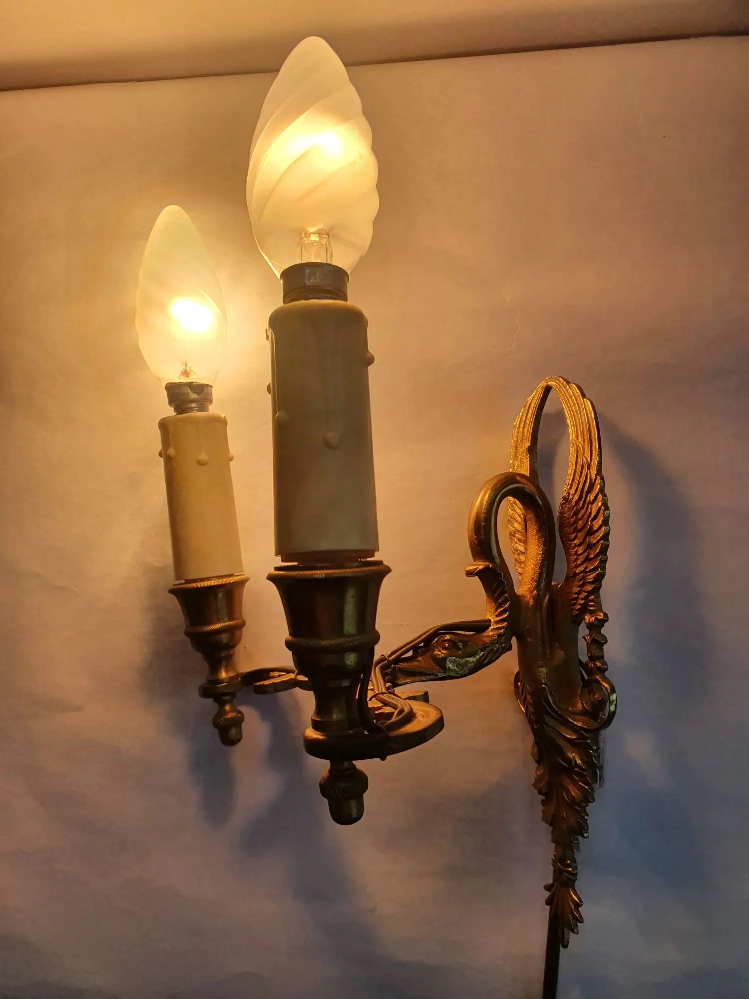 Paire-appliques-murales-bougeoirs-Empire-bronze-allumee-2