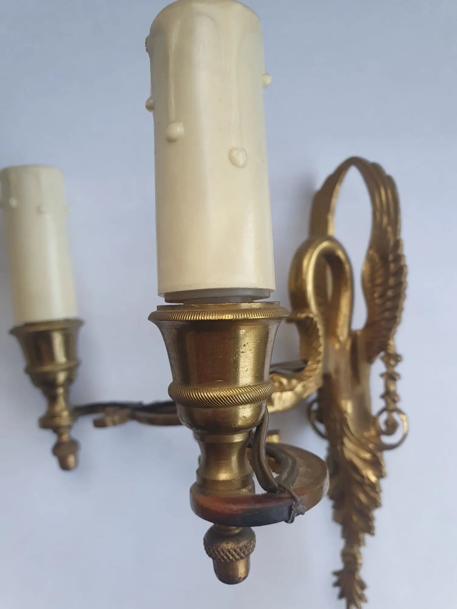 Paire-appliques-murales-bougeoirs-Empire-bronze-detail-2