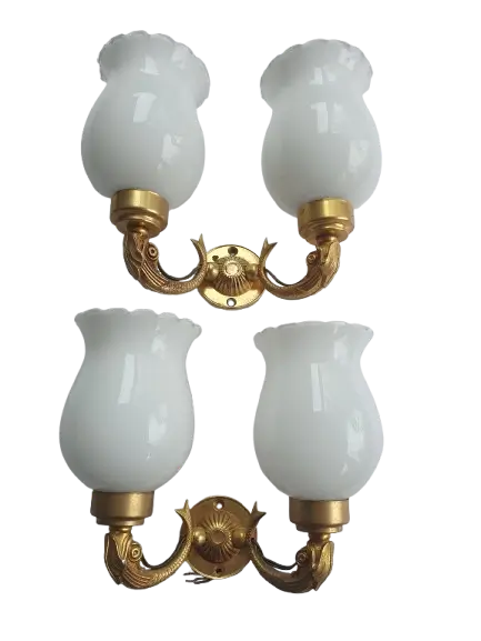Paire-appliques-murales-double-dorees-globes-opalines-salle-bain-vintage