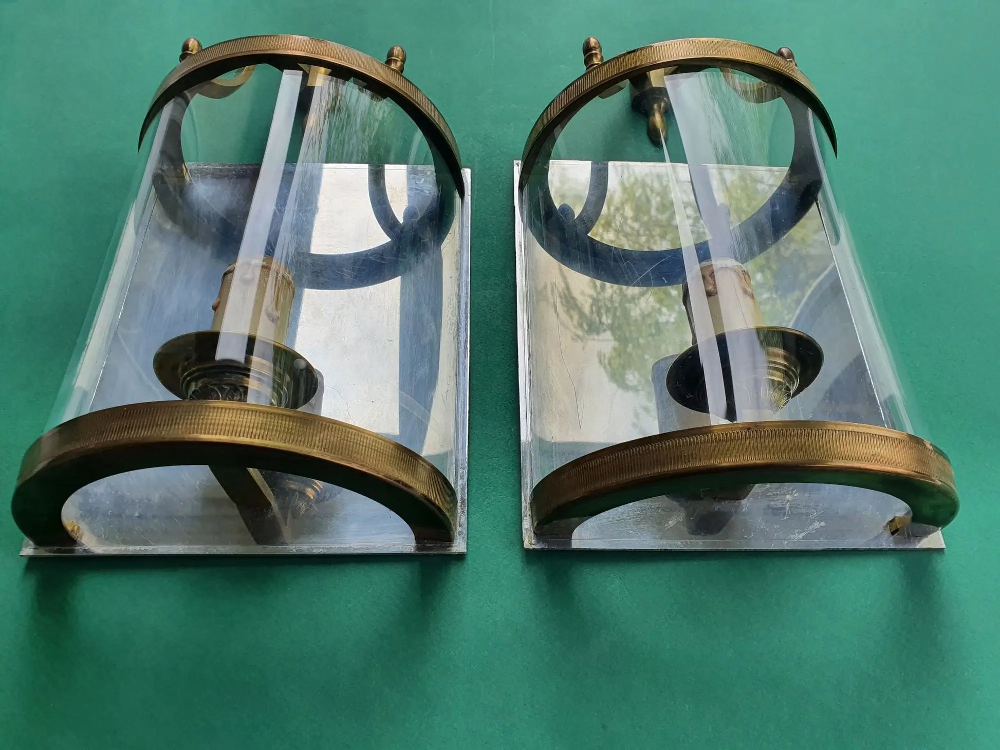 Paire-appliques-murales-globes-verre-incurve-vintage-dessous