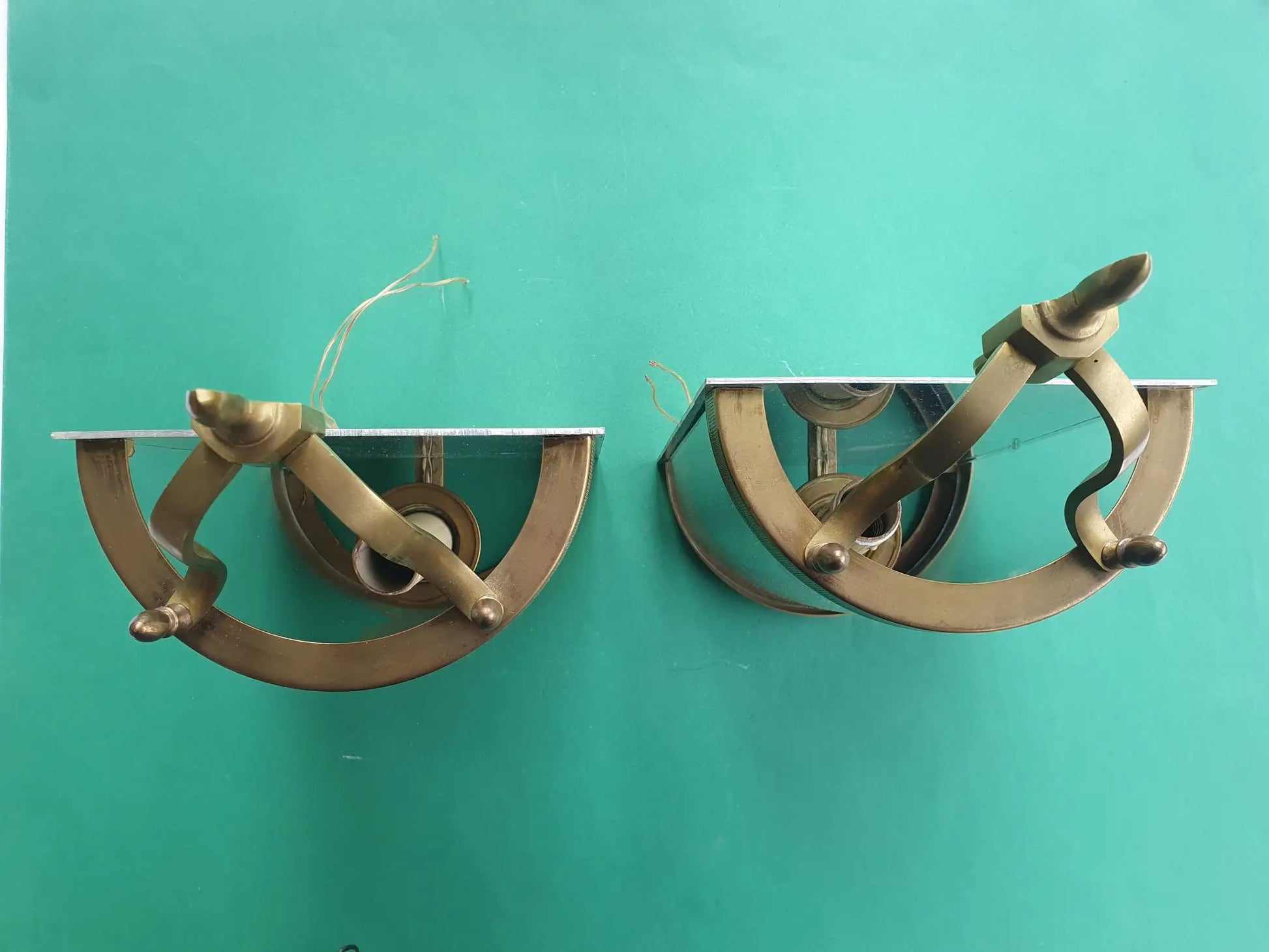 Paire-appliques-murales-globes-verre-incurve-vintage-dessus