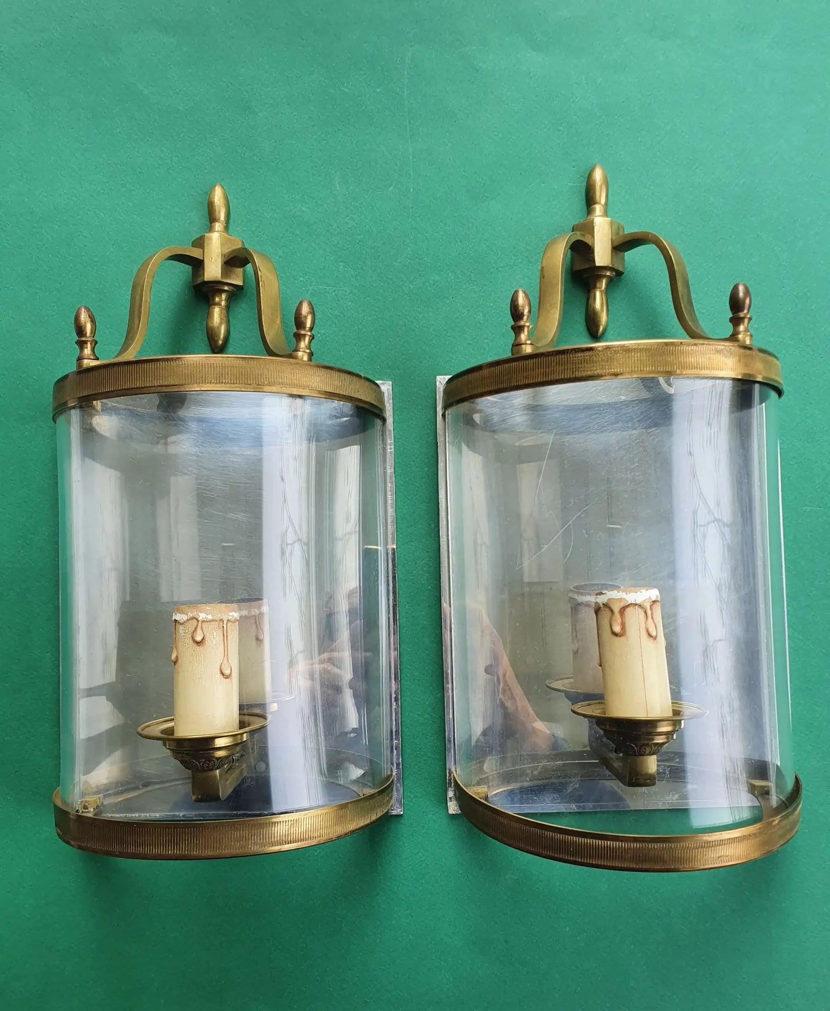 Paire-appliques-murales-globes-verre-incurve-vintage