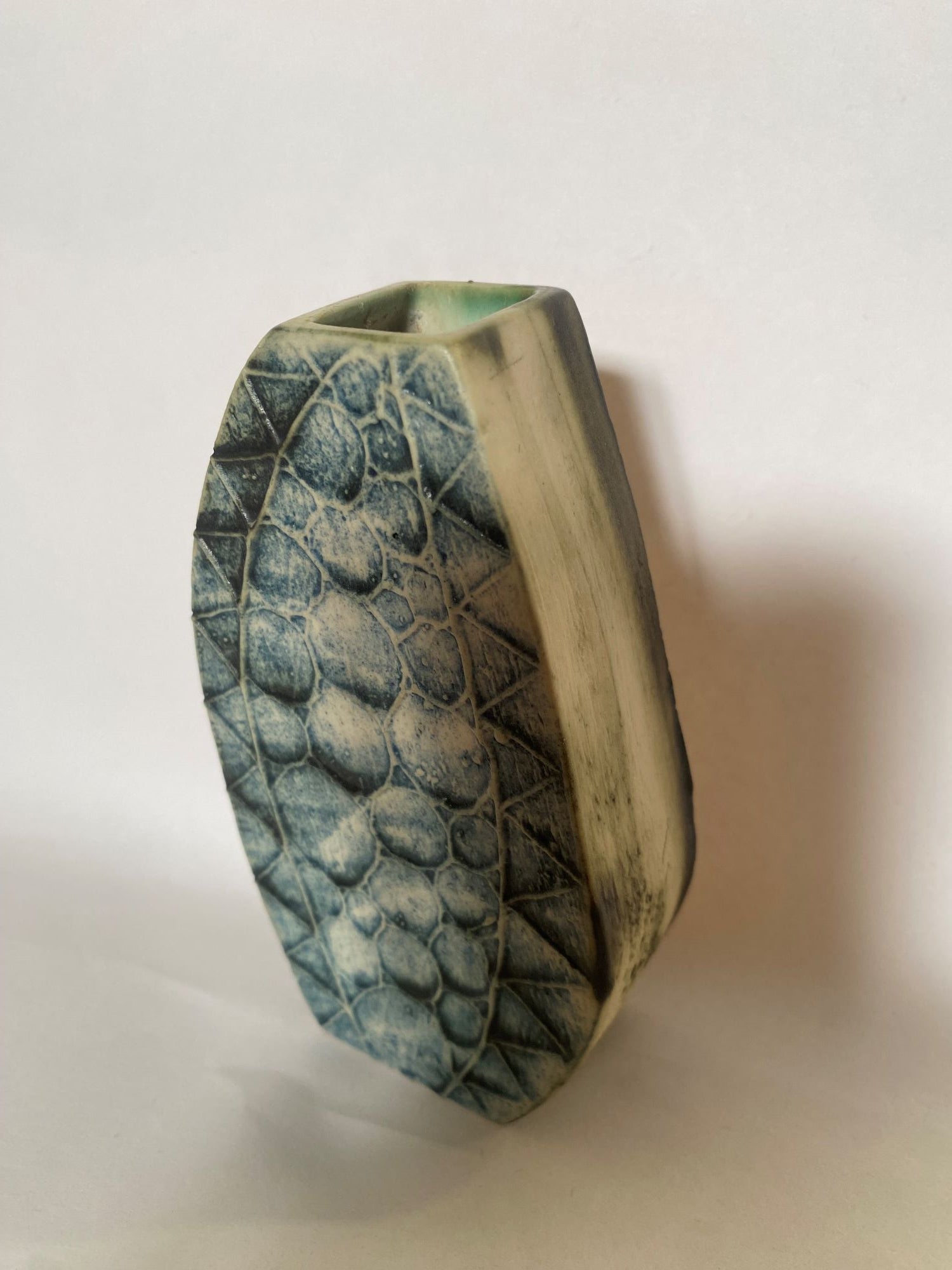 Petit-vase-signe-Carn-Pottery-2