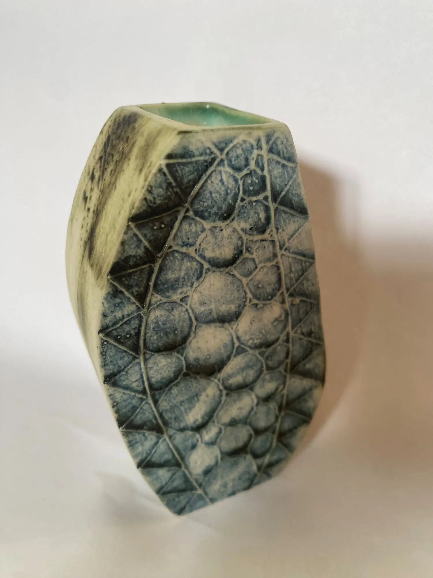 Petit-vase-signe-Carn-Pottery-2