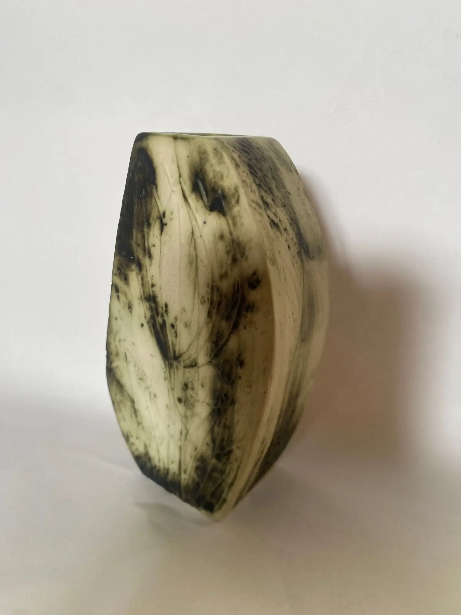 Petit-vase-signe-Carn-Pottery-6