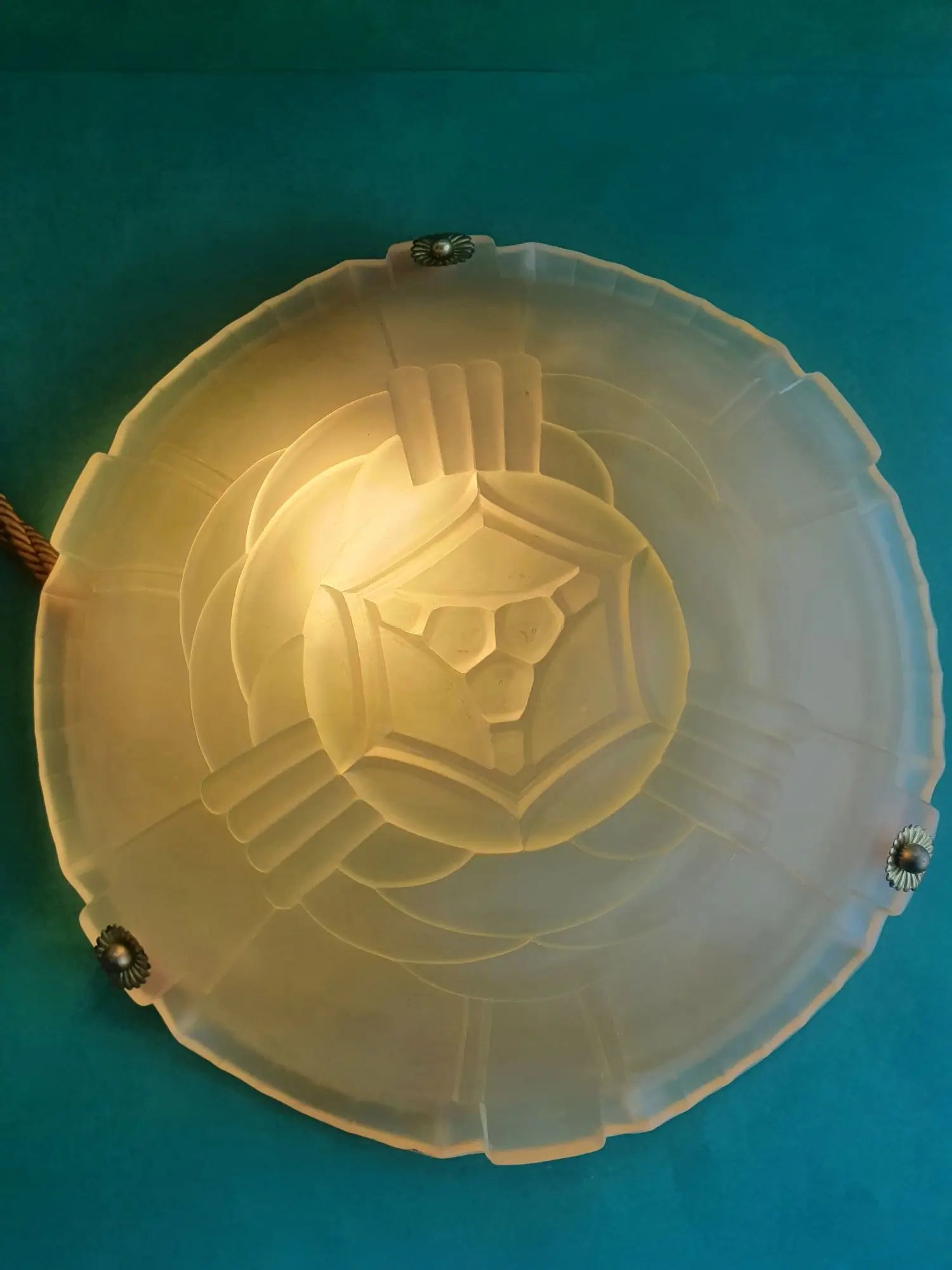 Suspension-vasque-verre-presse-decor-floral-Art-Deco-Artistar-France-allumee-2