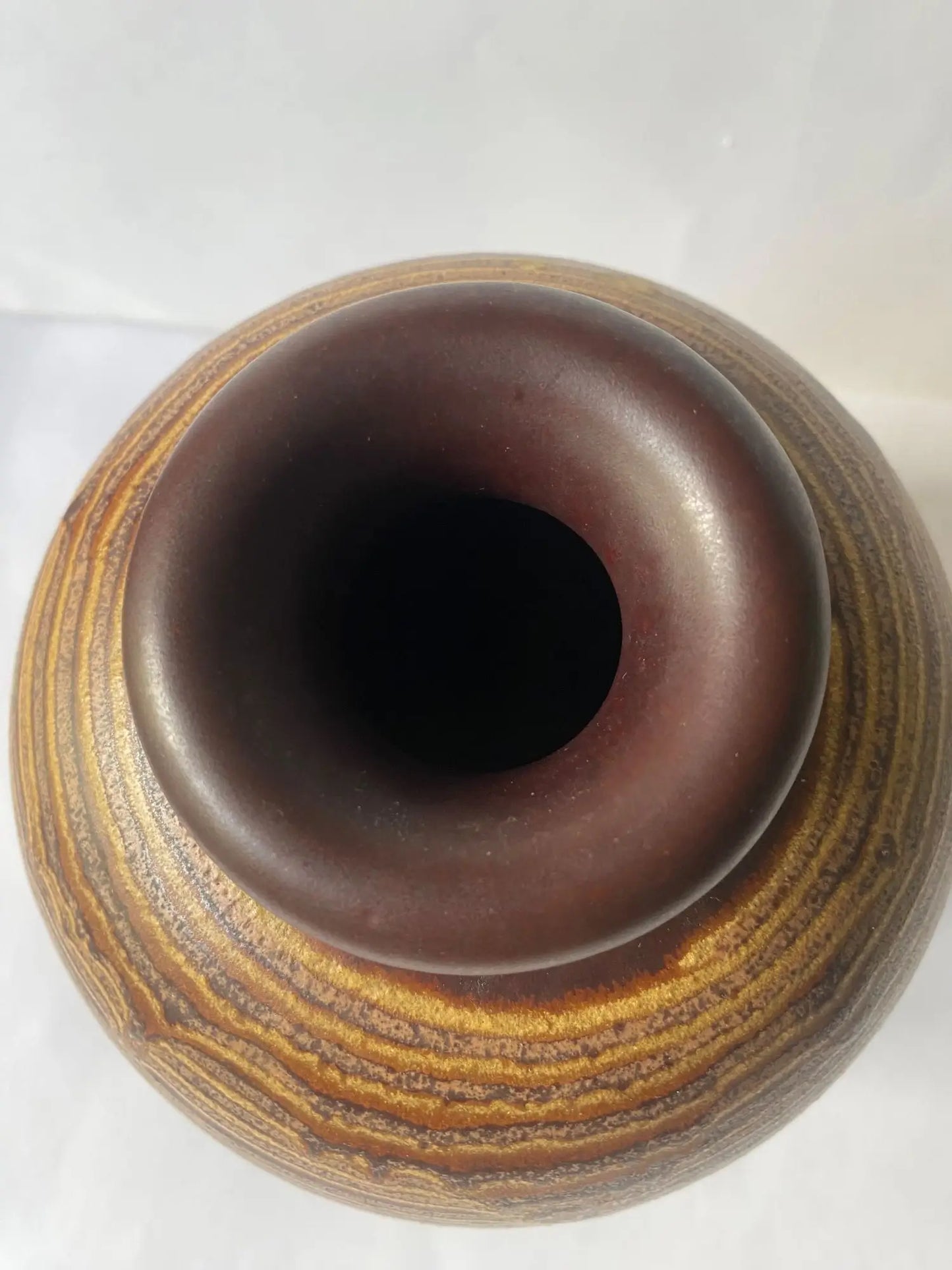 Vase-vintage-annees-60s-signee-dessus