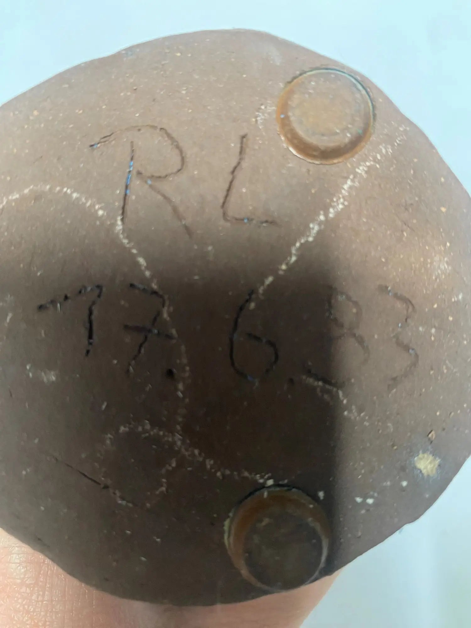 Vase-vintage-signe-terre-cuite-dessous
