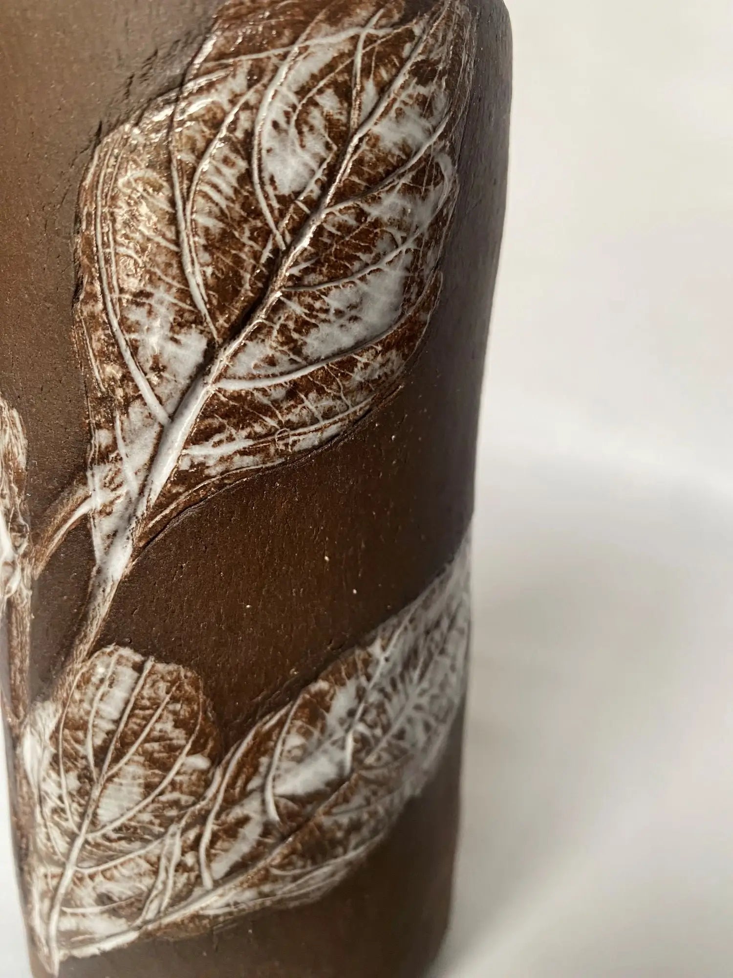 Vase-vintage-signe-terre-cuite-detail
