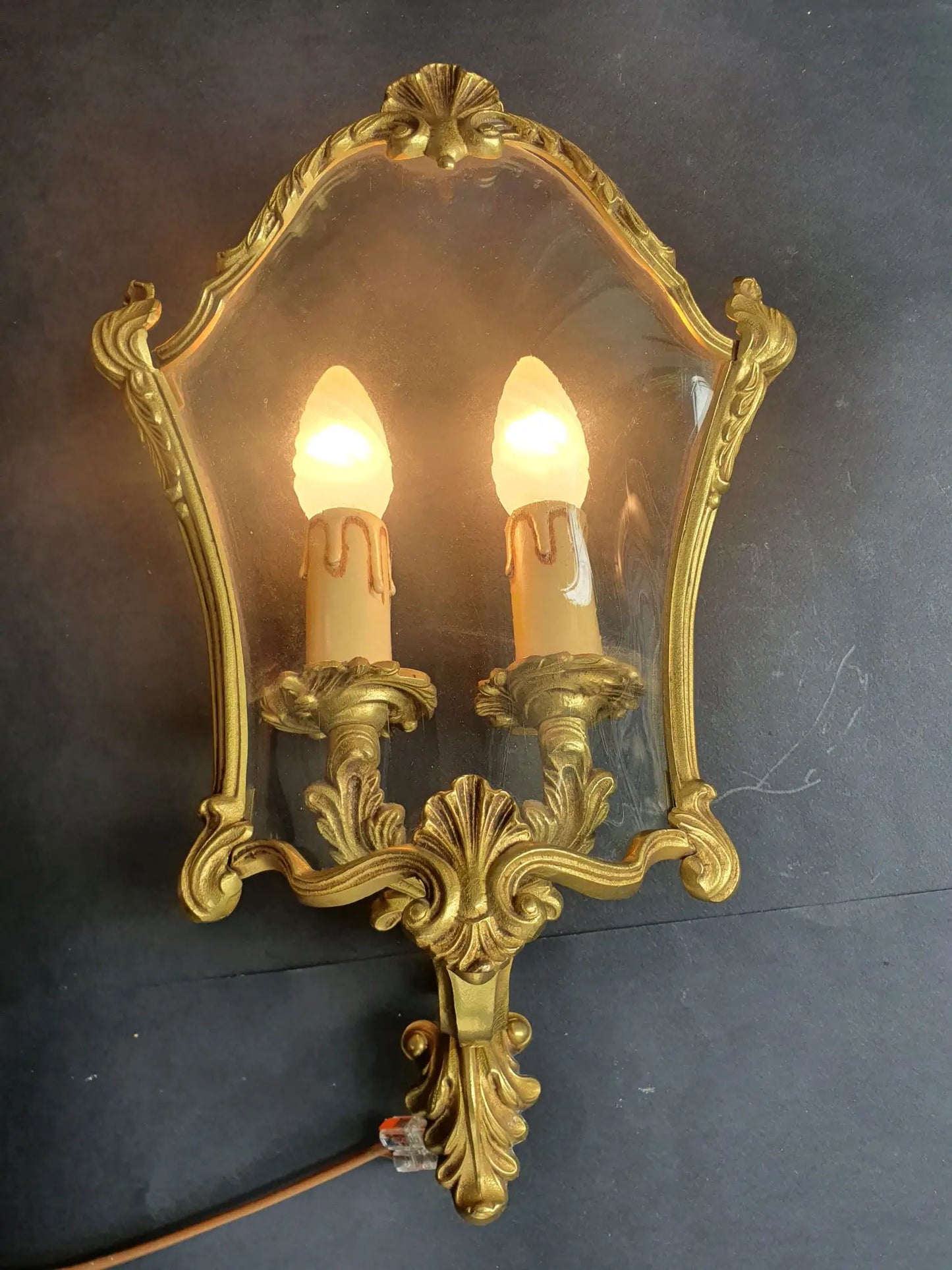 applique-murale-angle-bronze-louis-xvi-lucien-gau-paris-vintage-allumee-1