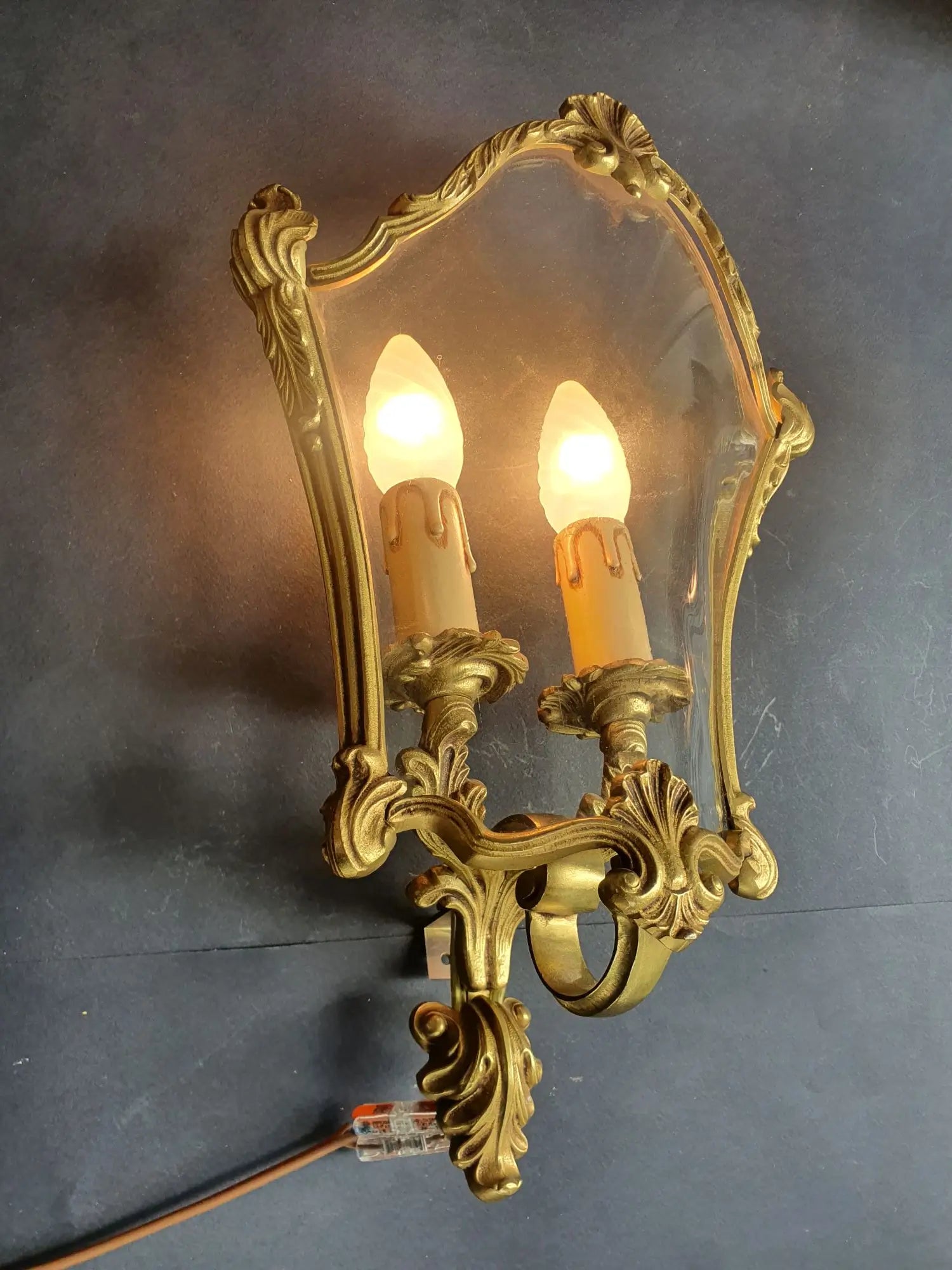 applique-murale-angle-bronze-louis-xvi-lucien-gau-paris-vintage-allumee-2