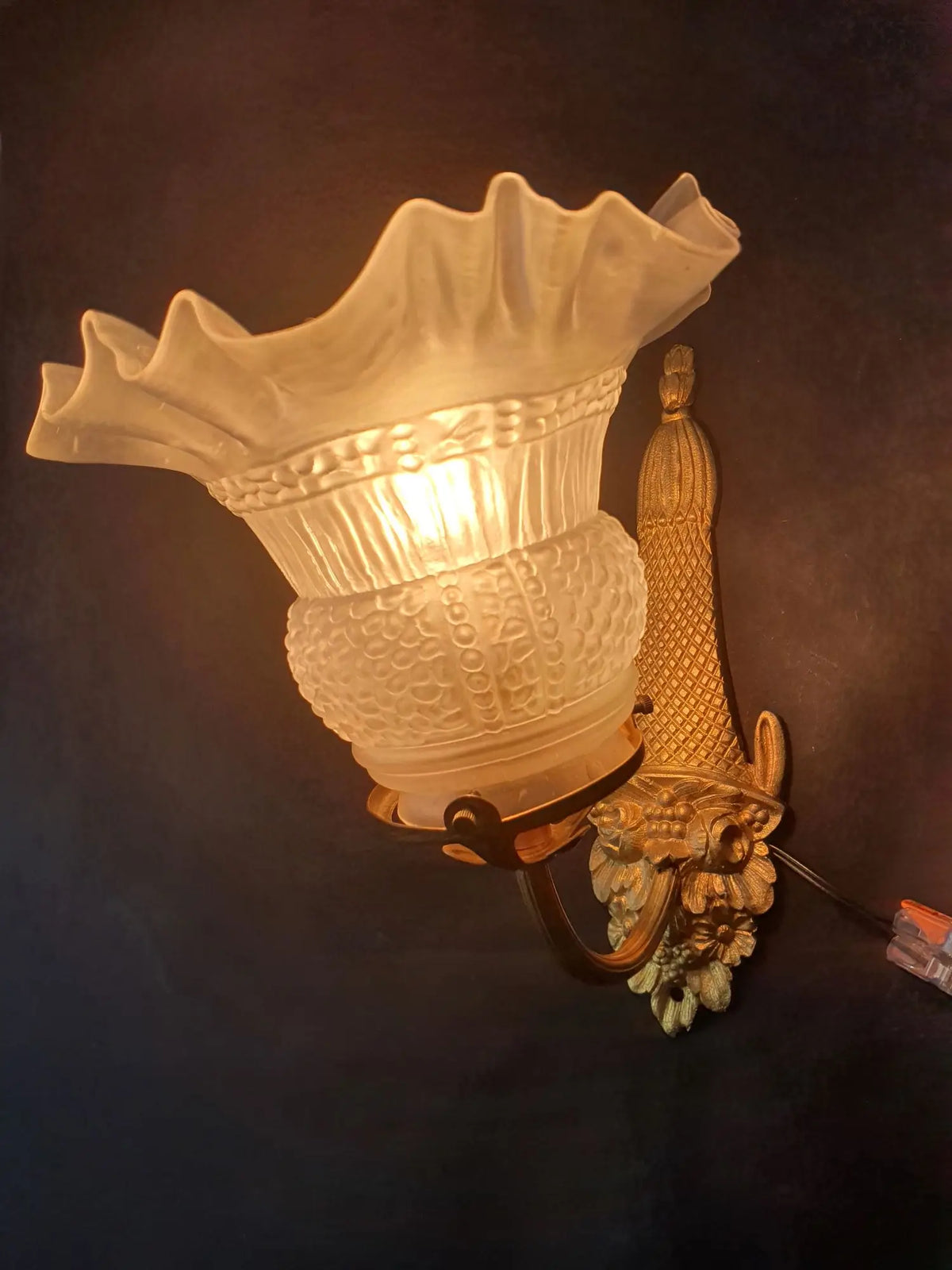 applique-murale-art-deco-laiton-dore-vintage-ancienne-allumee-1