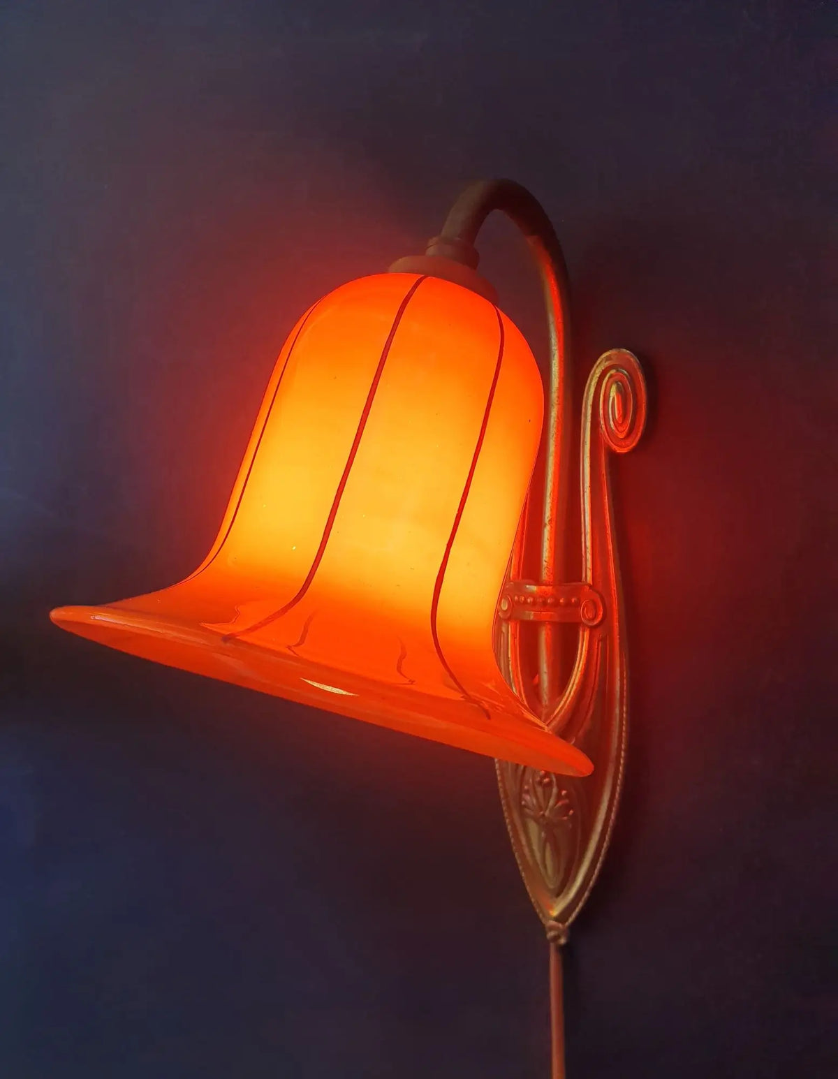 applique-murale-art-deco-laiton-globe-orange-ancienne-vintage-allumee-1