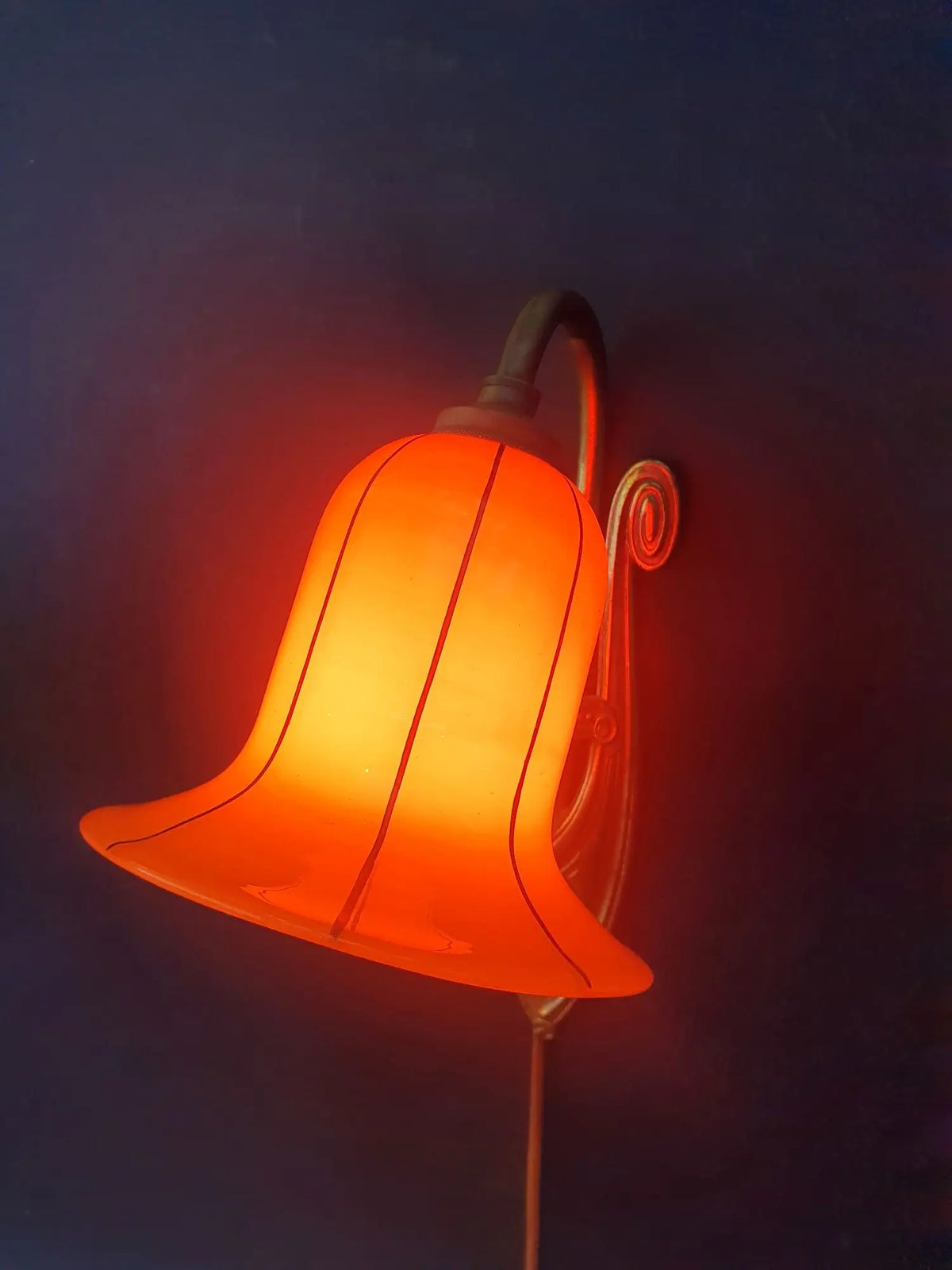 applique-murale-art-deco-laiton-globe-orange-ancienne-vintage-allumee-2