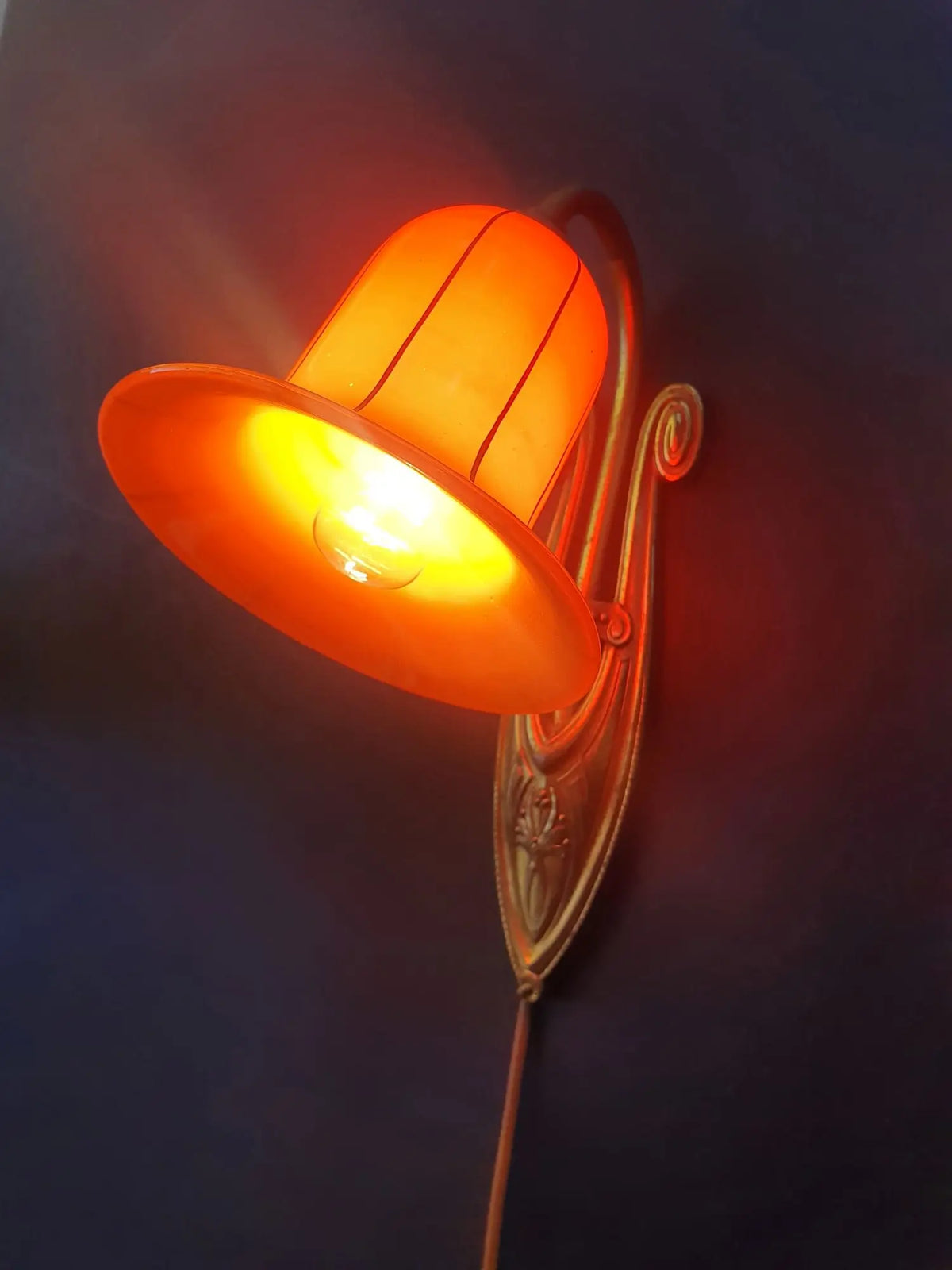 applique-murale-art-deco-laiton-globe-orange-ancienne-vintage-allumee-3