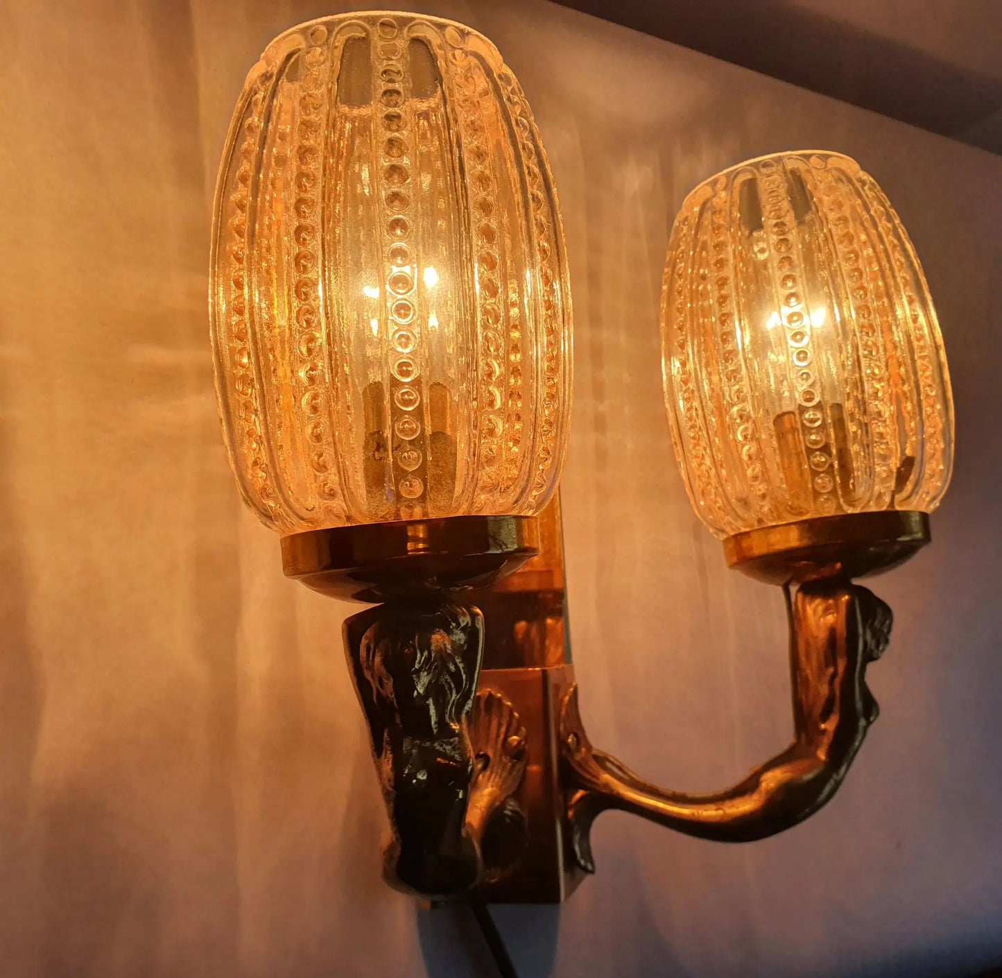 applique-murale-bronze-dore-sirenes-verre-ambre-ancienne-vintage-allumee-3