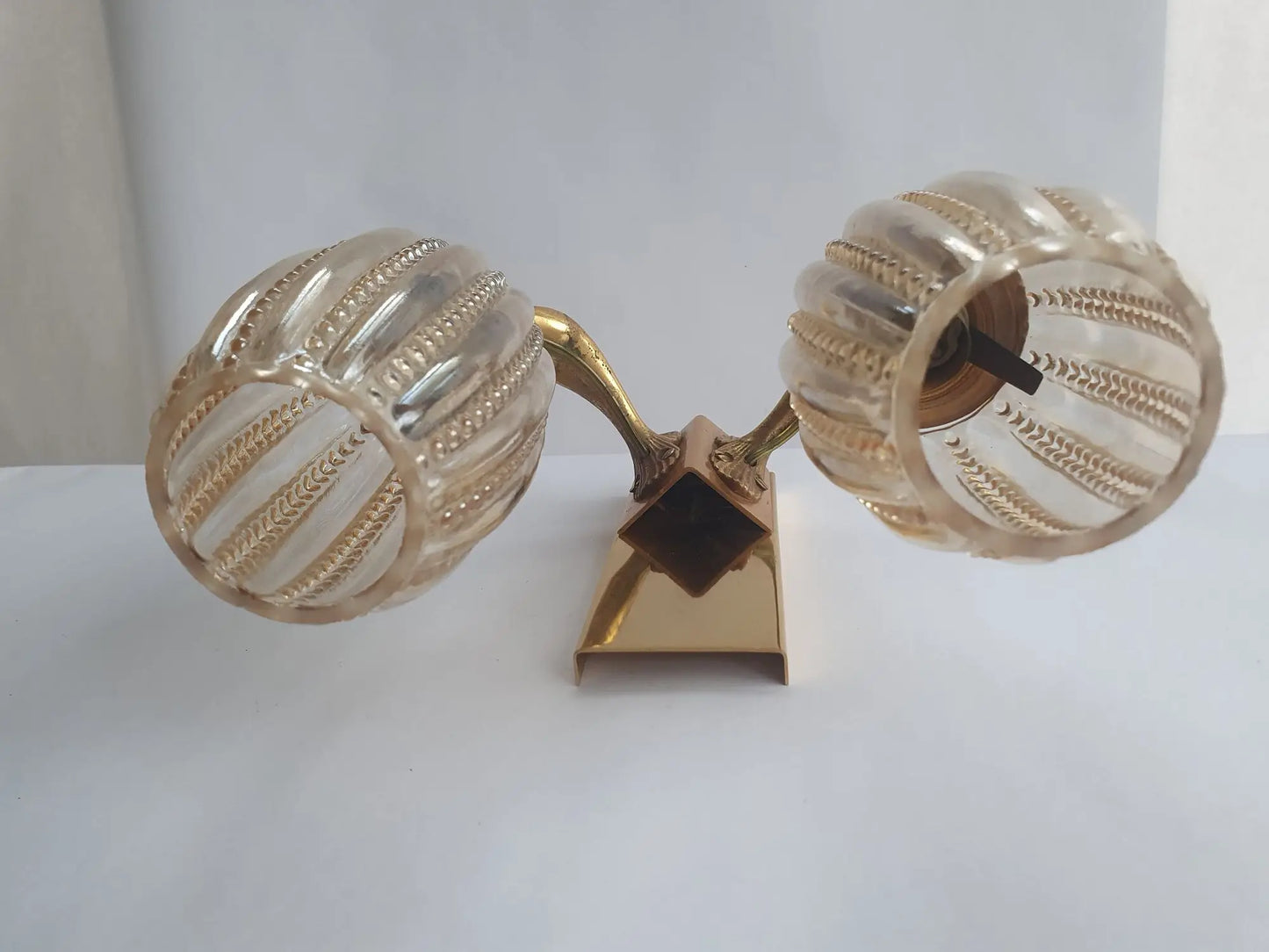 applique-murale-bronze-dore-sirenes-verre-ambre-ancienne-vintage-dessus