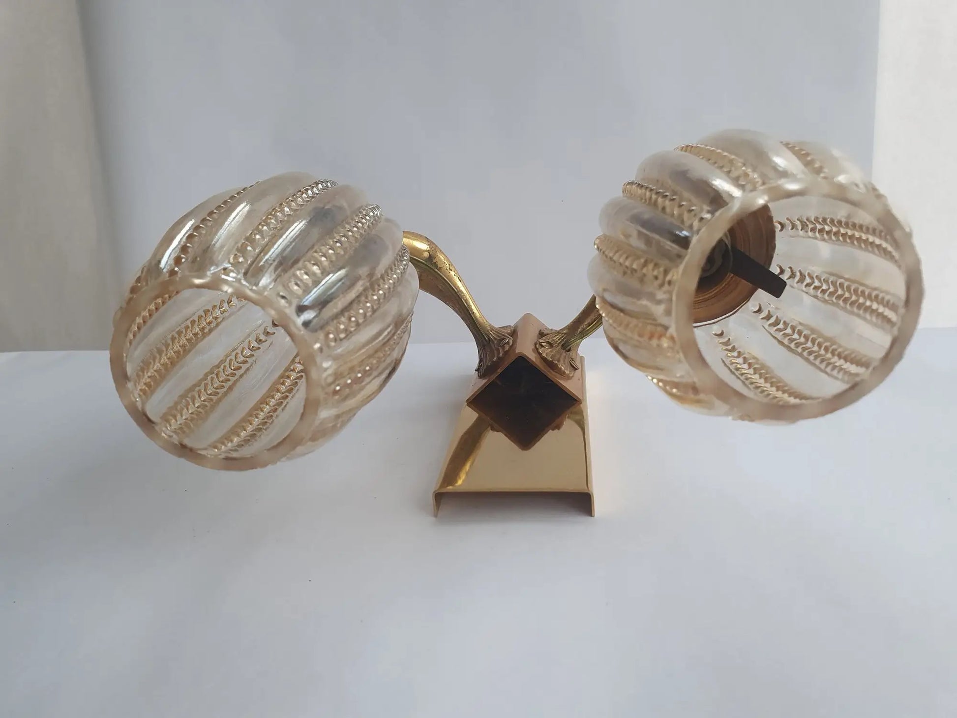 applique-murale-bronze-dore-sirenes-verre-ambre-ancienne-vintage-dessus