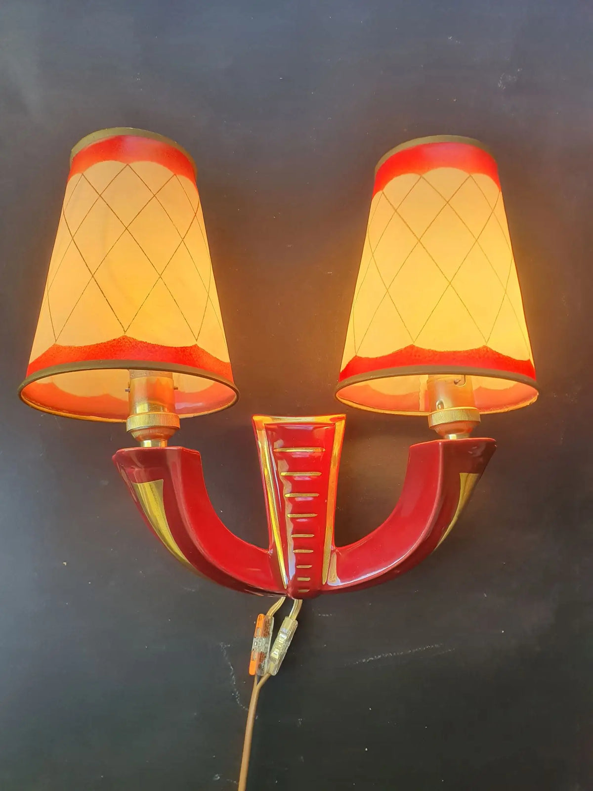 applique-murale-ceramique-rouge-abat-jours-art-deco-ancienne-dorure-allumee-1