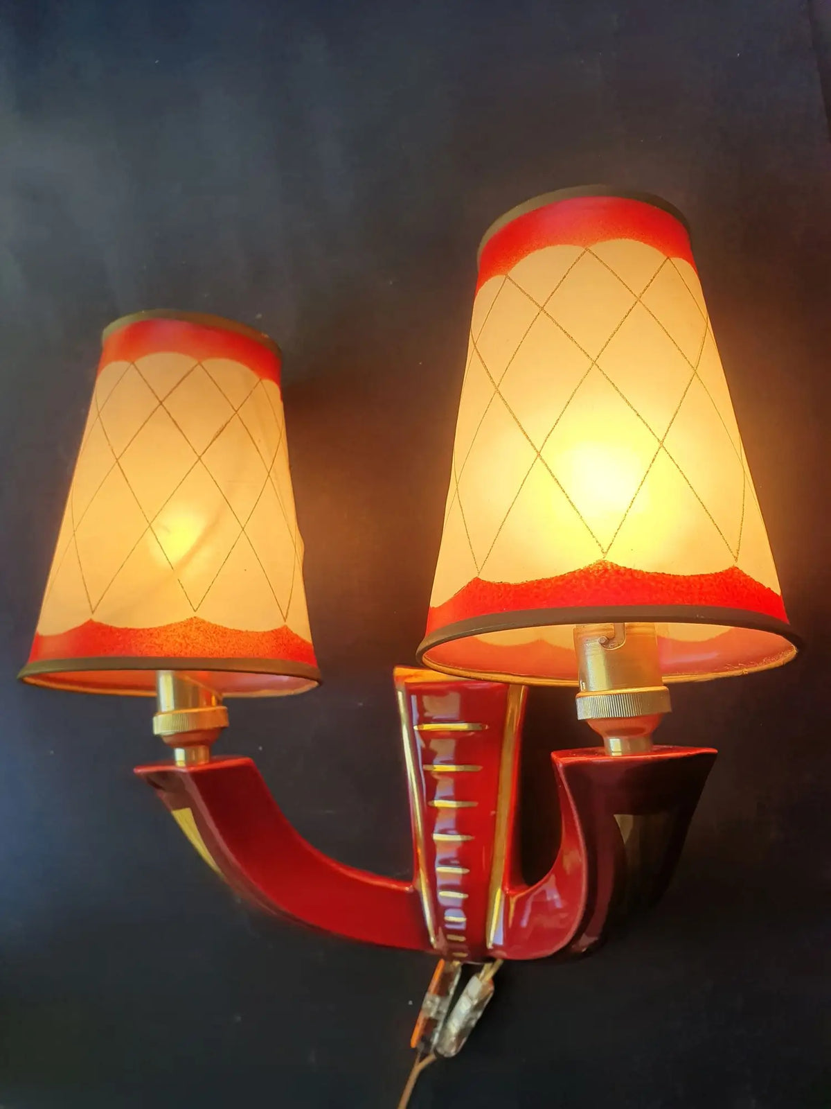 applique-murale-ceramique-rouge-abat-jours-art-deco-ancienne-dorure-allumee-2