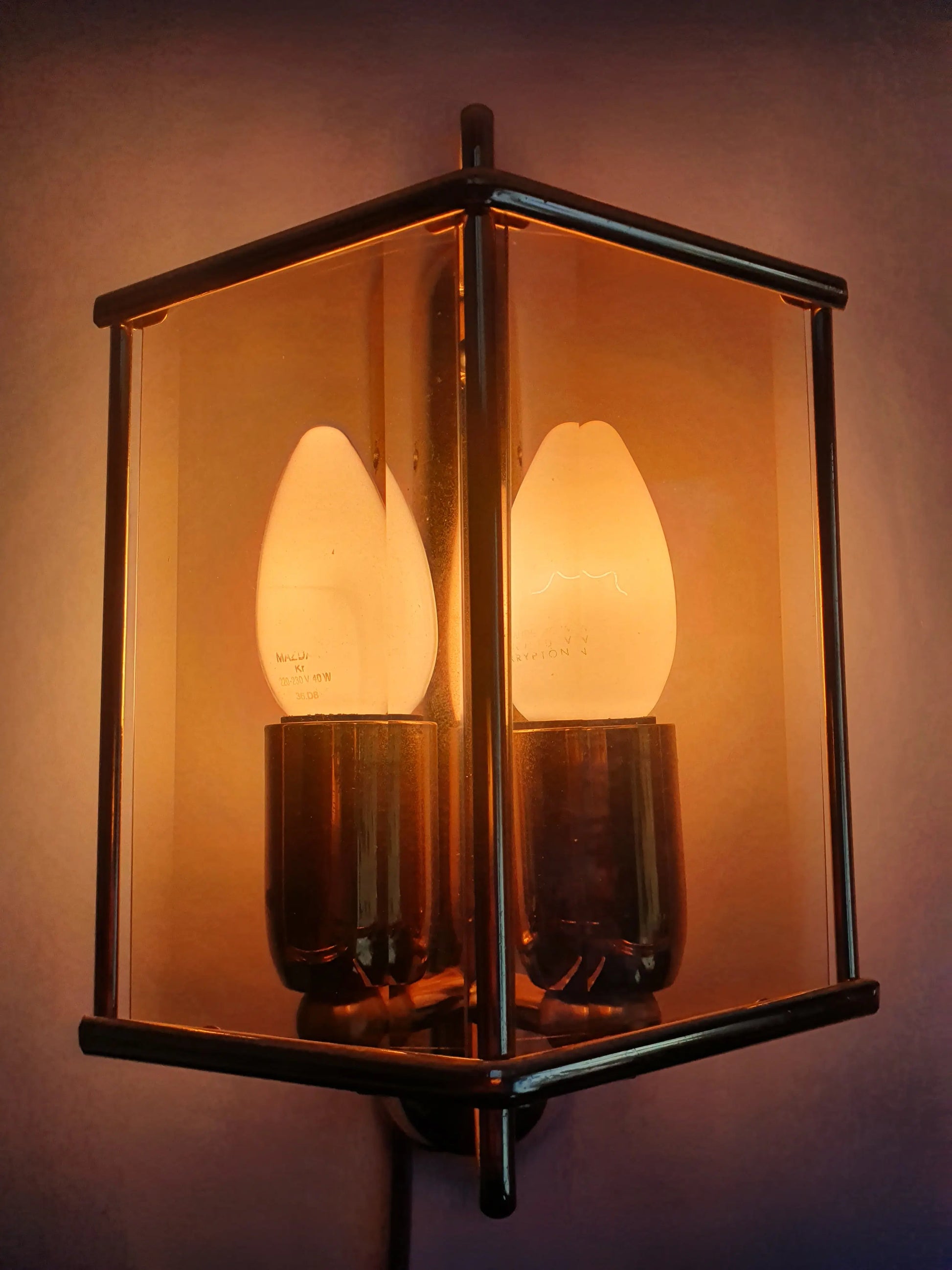 applique-murale-en-laiton-dore-verre-biseaute-ambre-italiennes--allumee-1ancienne