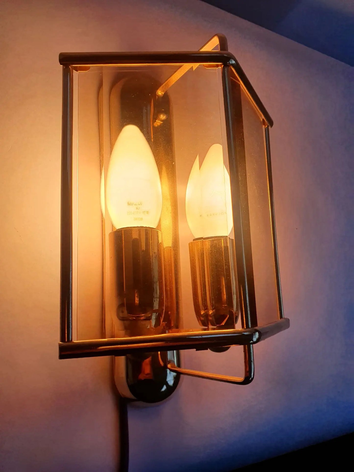 applique-murale-en-laiton-dore-verre-biseaute-ambre-italiennes-ancienne-allumee-3