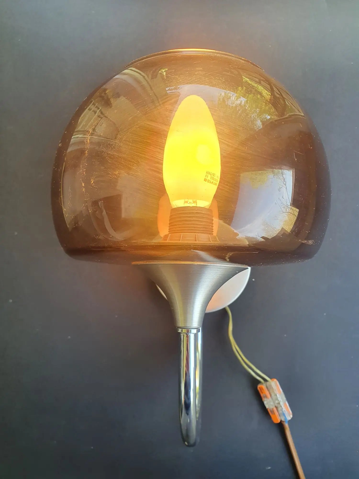 applique-murale-en-metal-chrome-et-verre-fume-annees-80-allumee-2