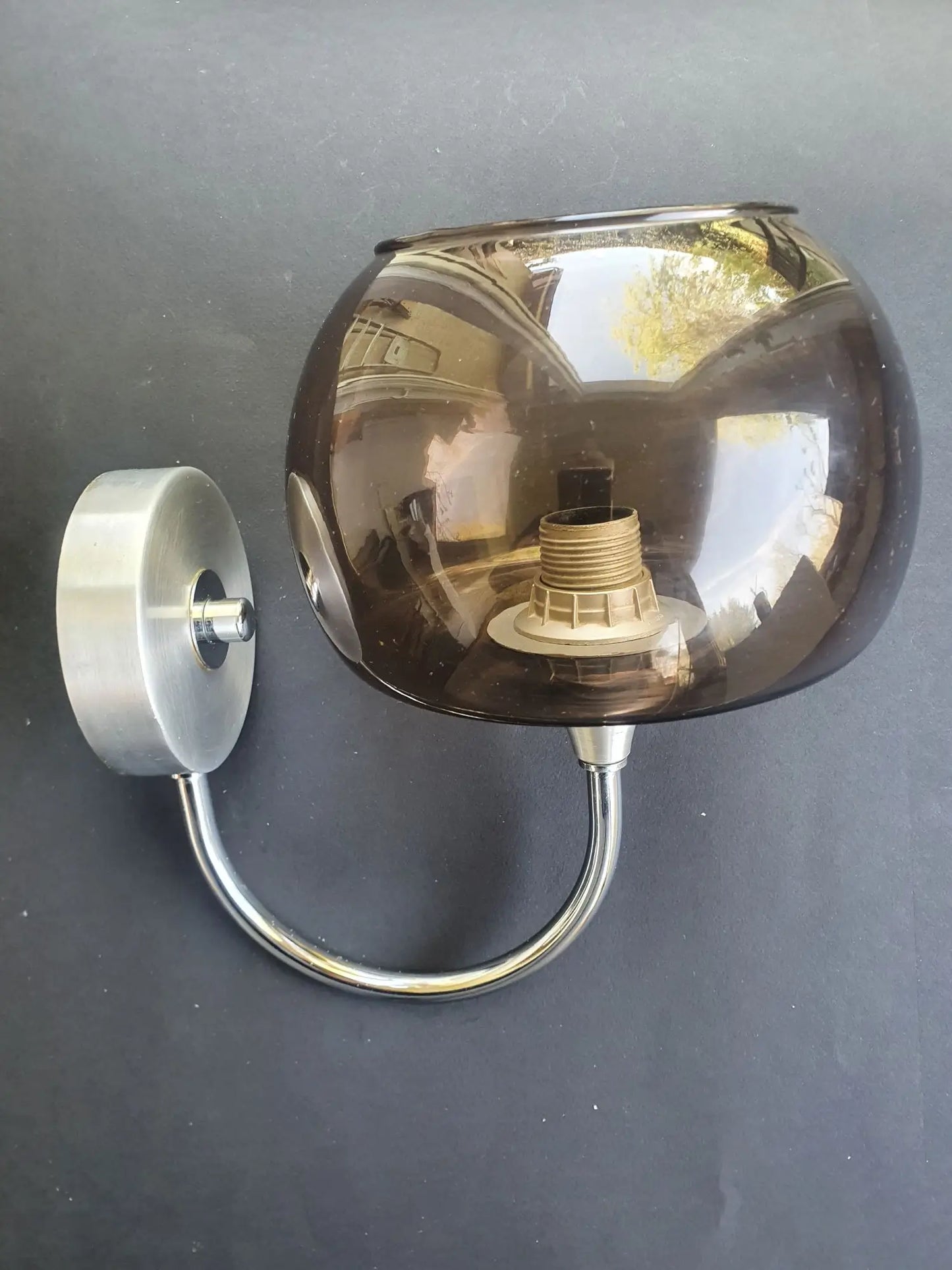 applique-murale-en-metal-chrome-et-verre-fume-annees-80-cote