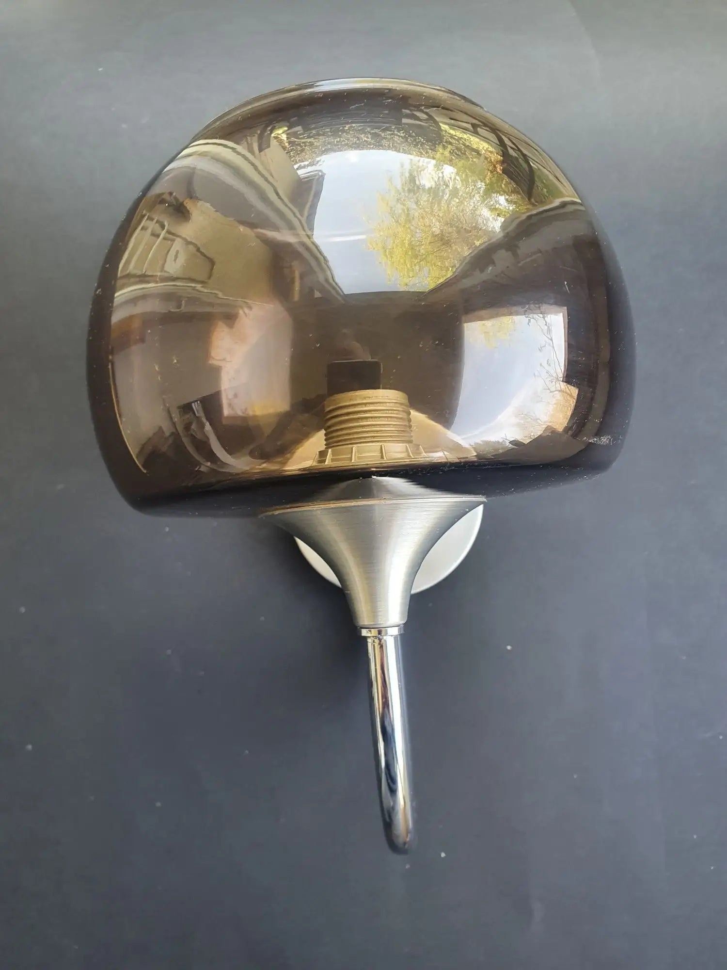 applique-murale-en-metal-chrome-et-verre-fume-annees-80-face