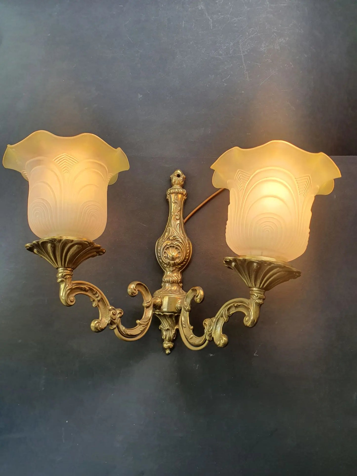 applique-murale-grande-double-lumieres-tulipes-bronze-vintage-art-deco-allumee-1