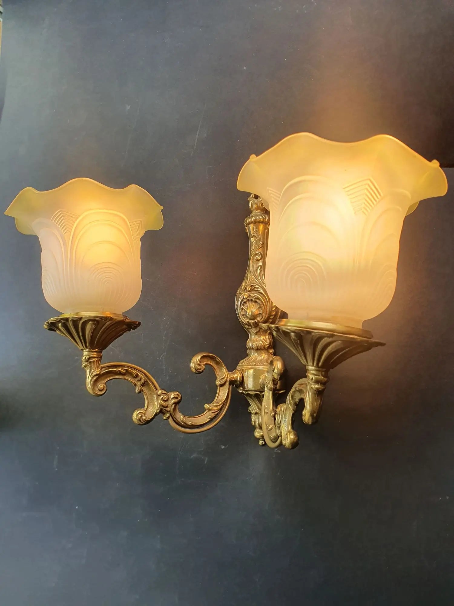 applique-murale-grande-double-lumieres-tulipes-bronze-vintage-art-deco-allumee-2