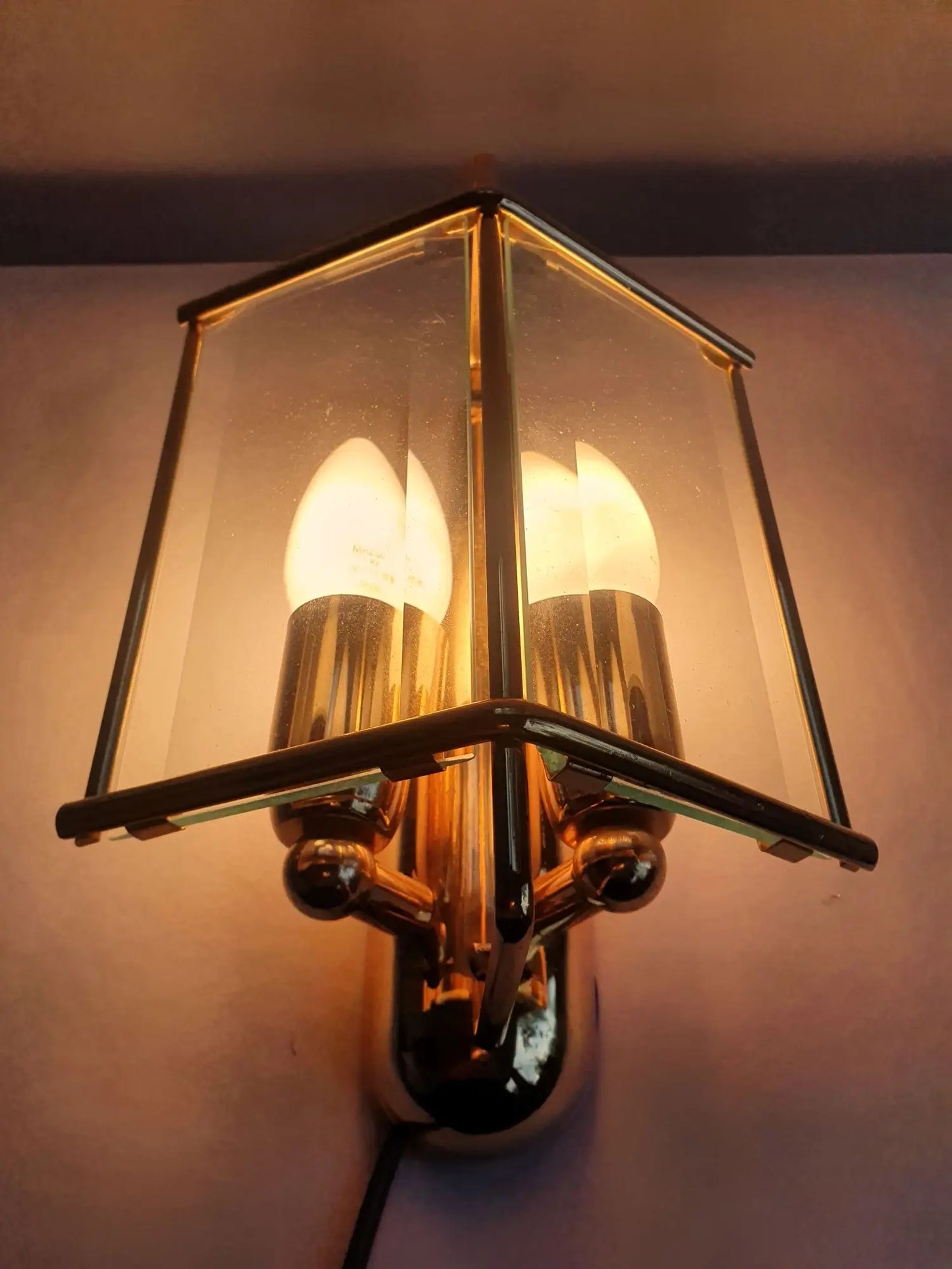 applique-murale-laiton-dore-verre-biseaute-italienne-vintage-ancienne-allumee-3