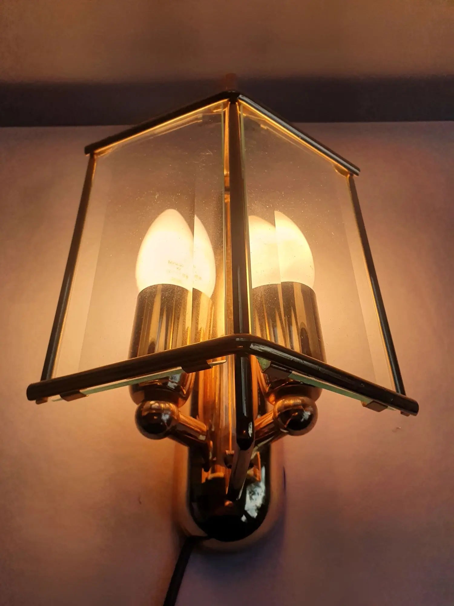 applique-murale-laiton-dore-verre-biseaute-italienne-vintage-ancienne-allumee-3