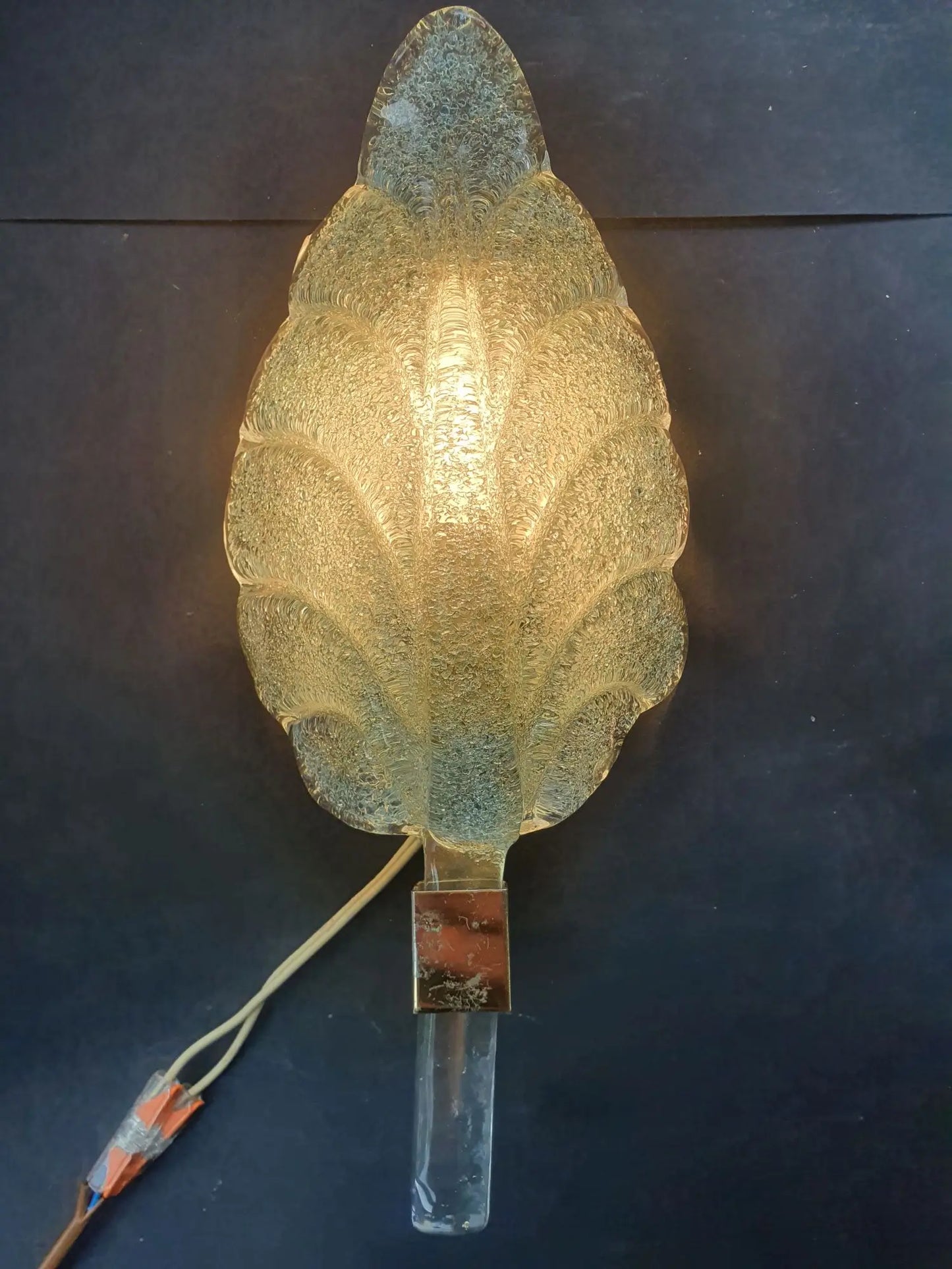 applique-murale-verre-bleu-murano-italie-1970-allumee-1