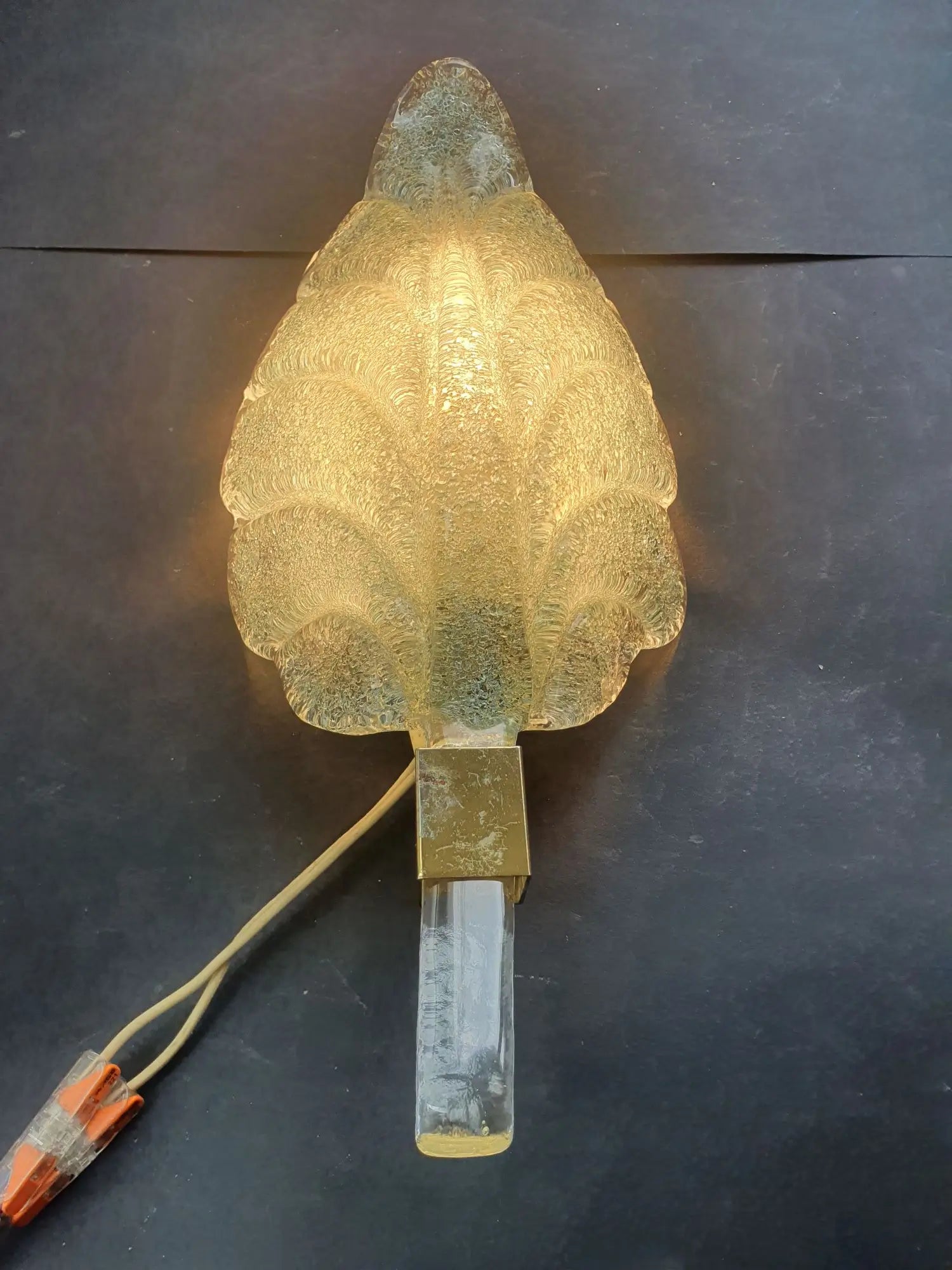 applique-murale-verre-bleu-murano-italie-1970-allumee-2