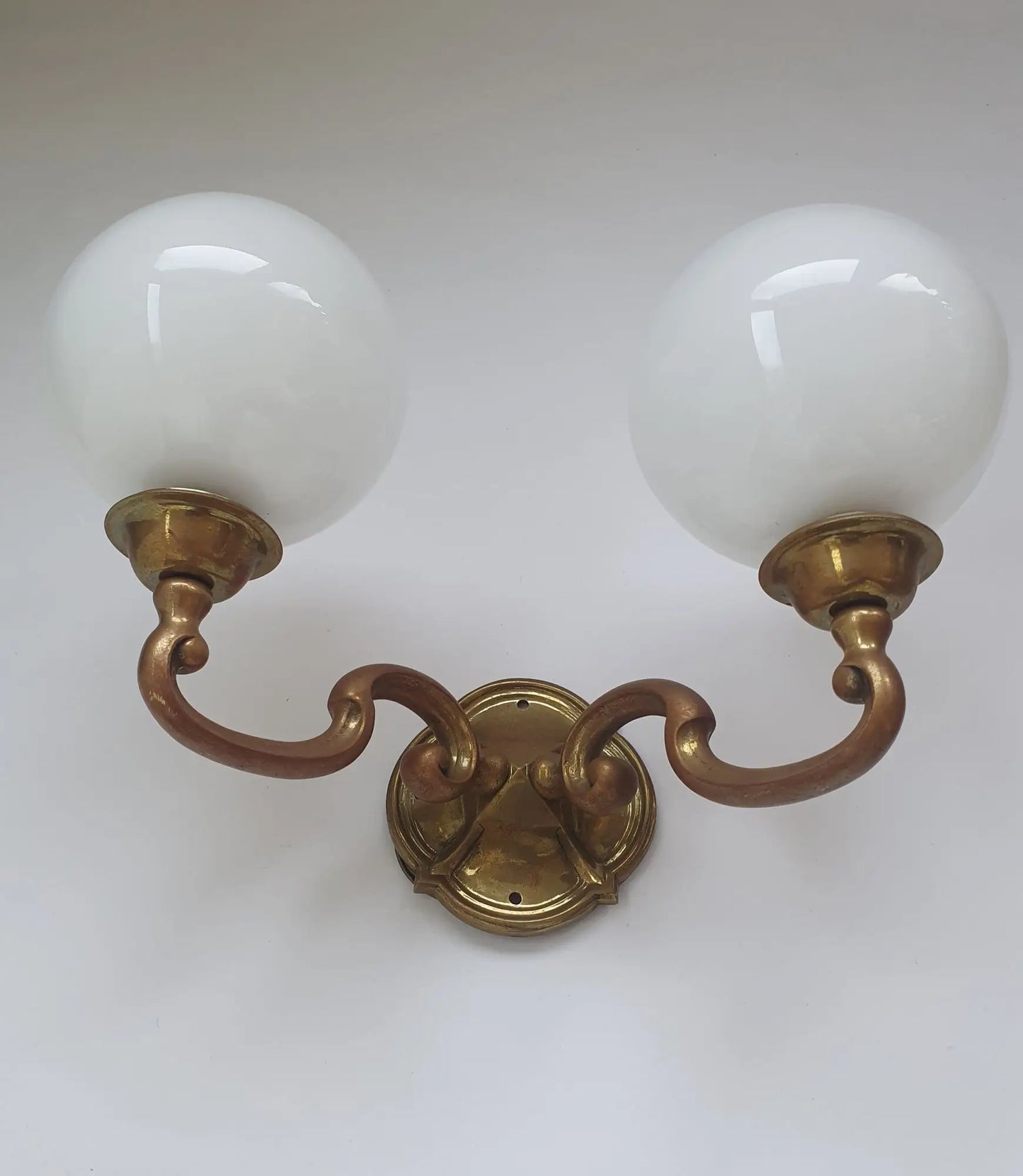 grande-applique-murale-doree-globes-opaline-ancienne-dessous