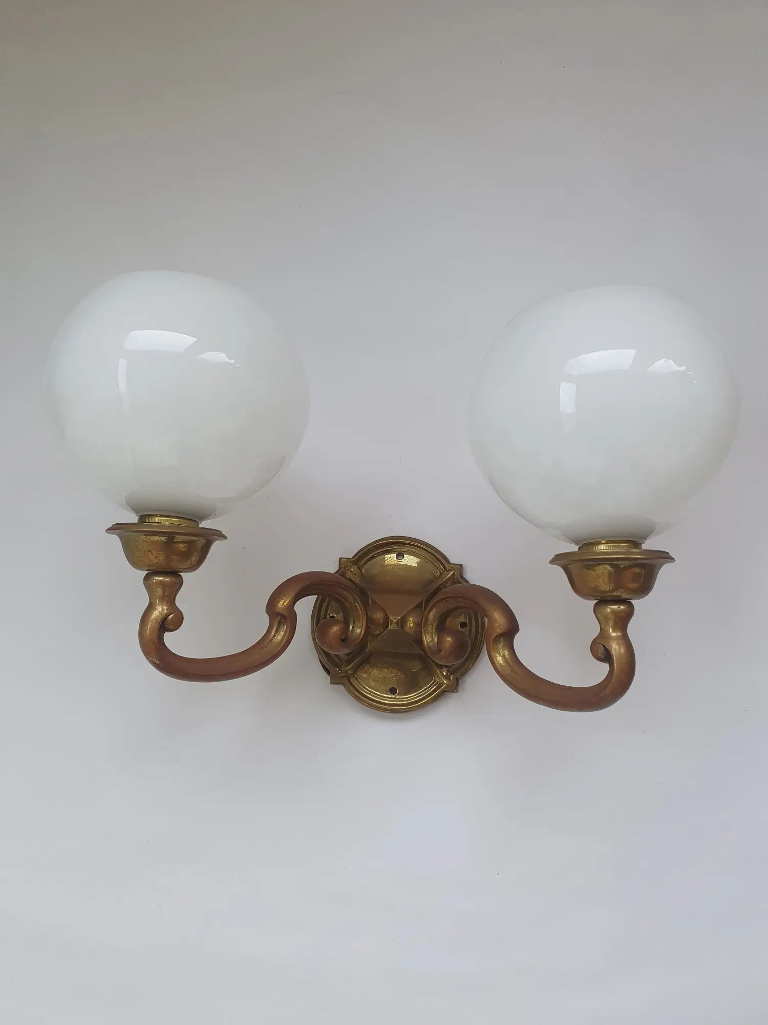 grande-applique-murale-doree-globes-opaline-ancienne-face