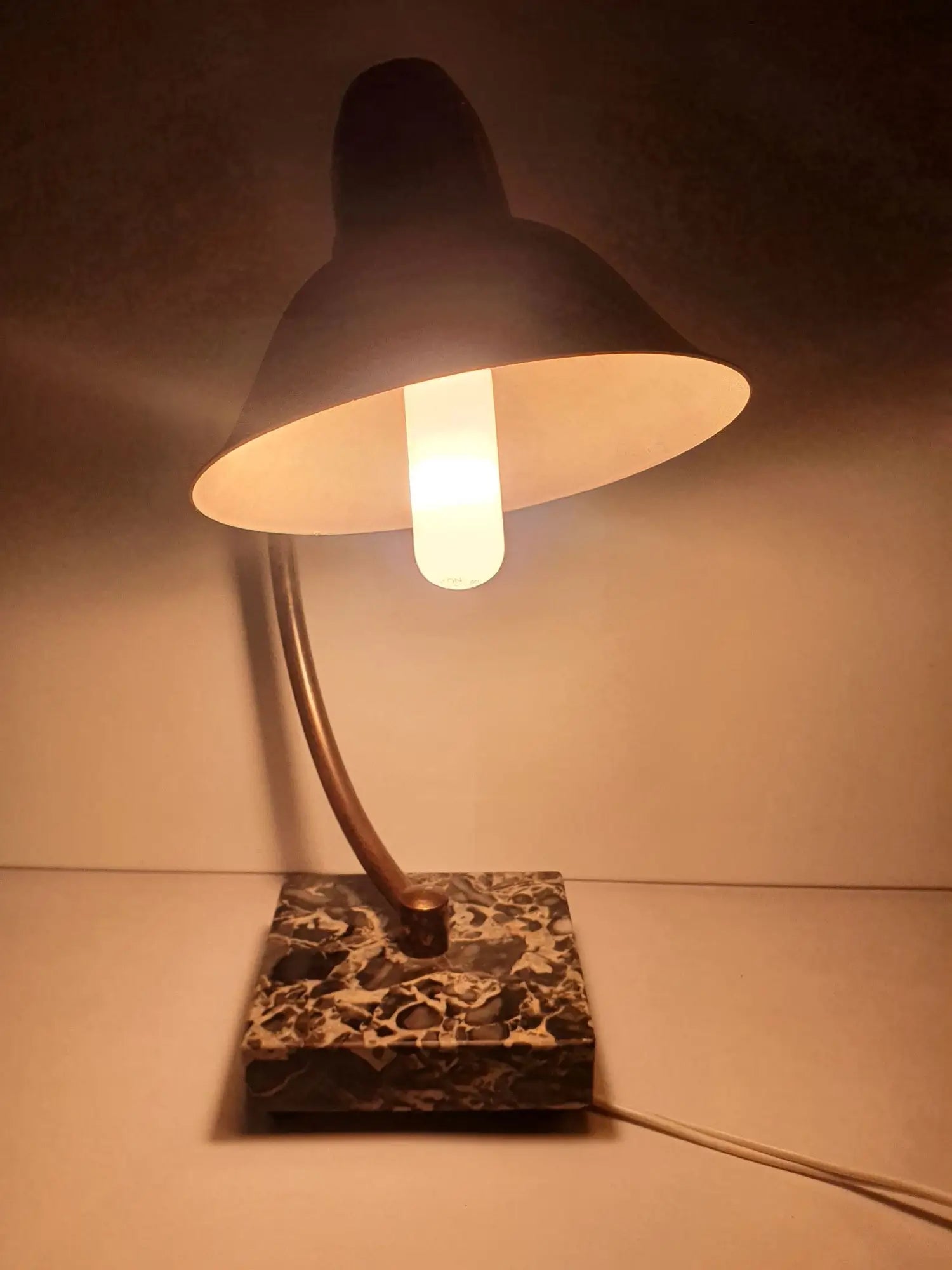 lampe-bureau-rouge-vintage-allumee