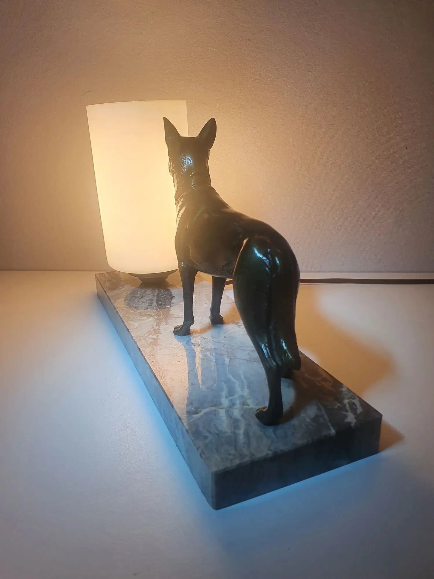 lampe-chevet-ancienne-chien-sur-marbre-allumee-arriere