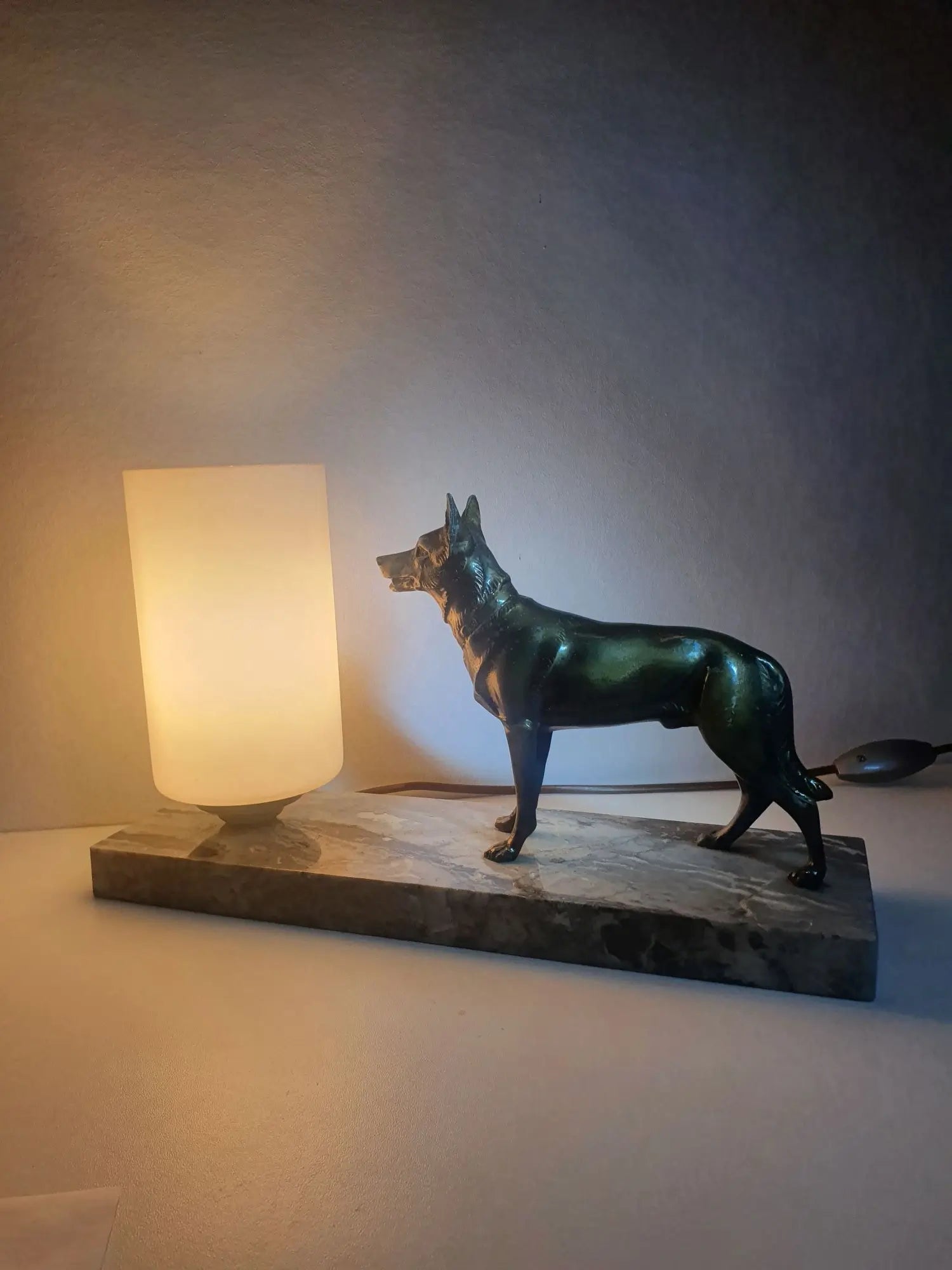 lampe-chevet-ancienne-chien-sur-marbre-allumee-cote