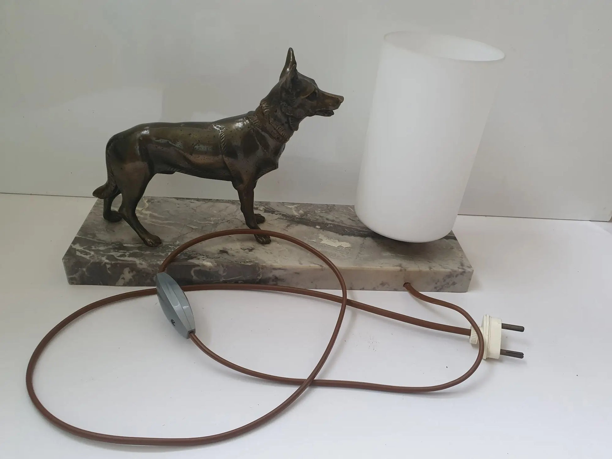 lampe-chevet-ancienne-chien-sur-marbre-cable