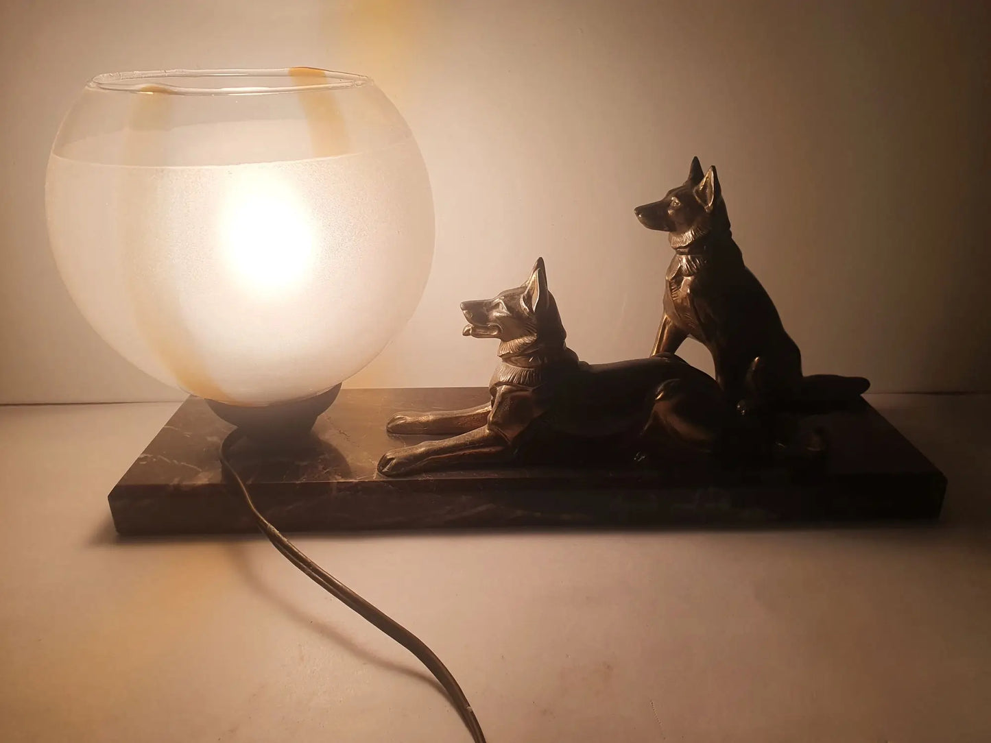 lampe-chevet-deux-chiens-regule-socle-marbre-allumee-cote-3