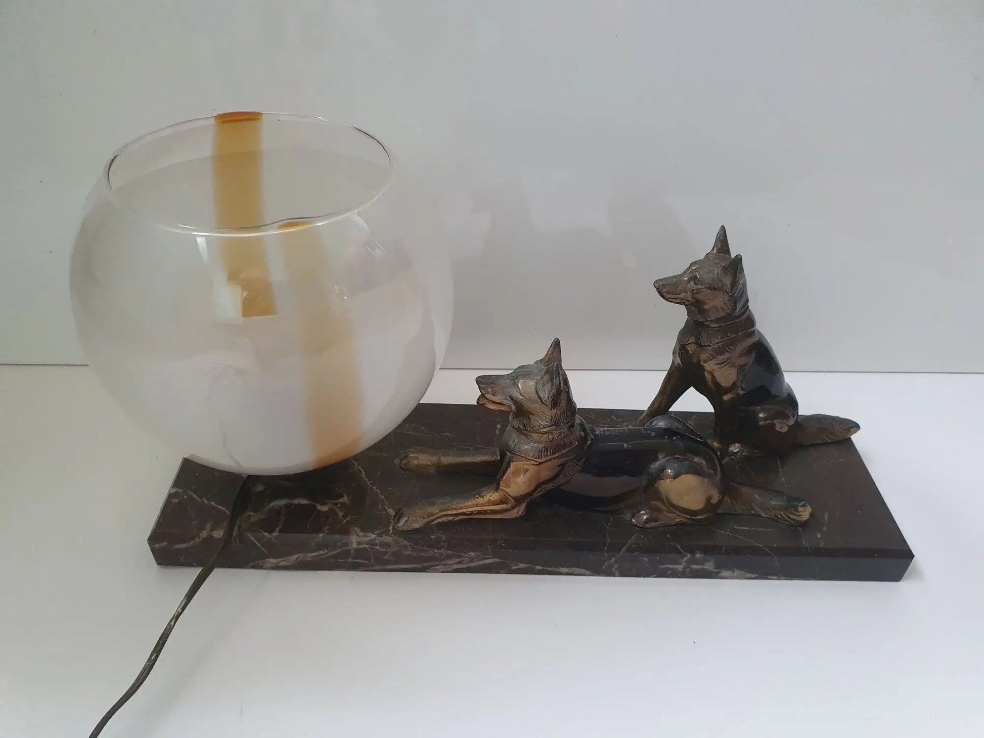 lampe-chevet-deux-chiens-regule-socle-marbre-cote