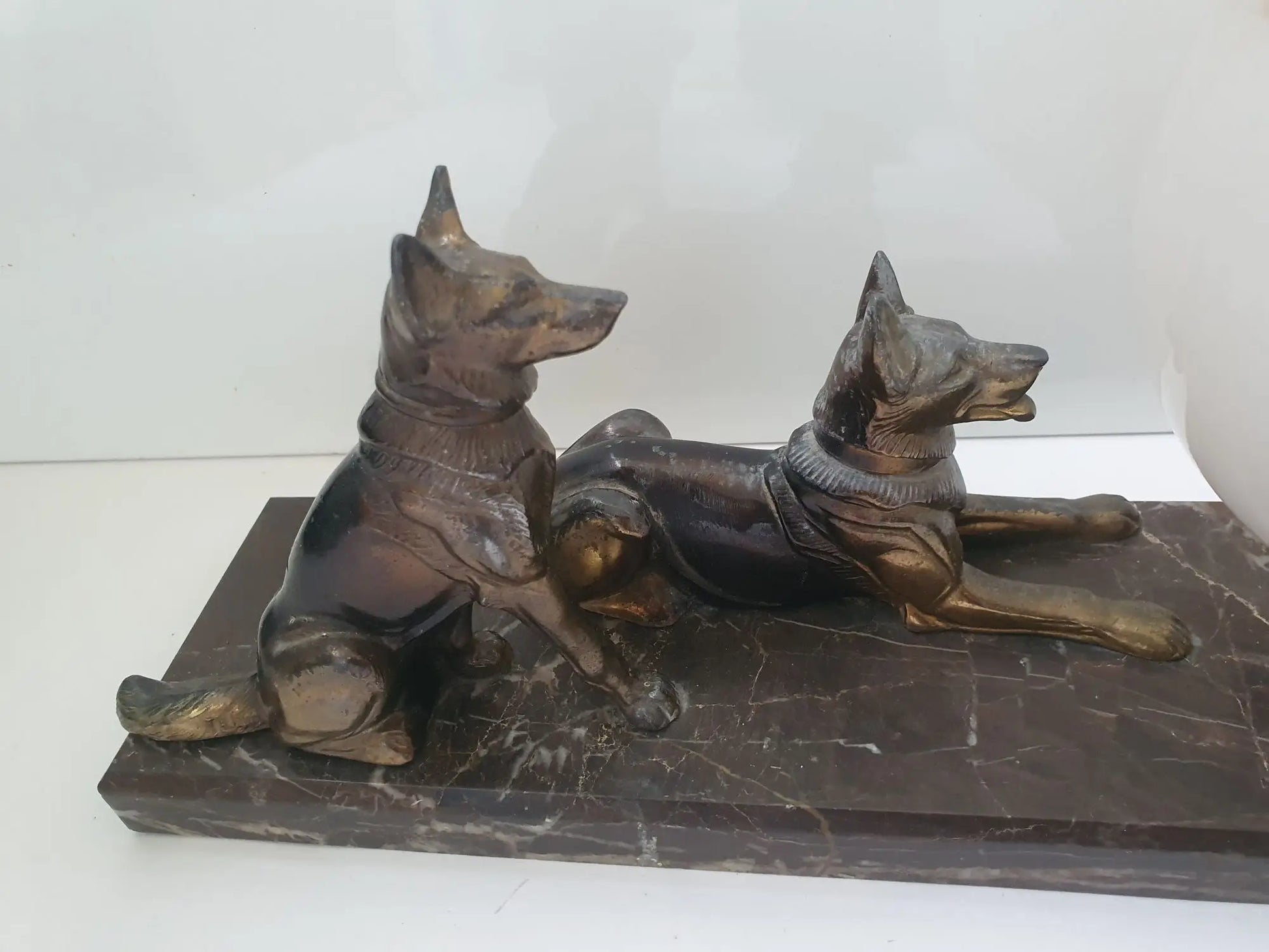 lampe-chevet-deux-chiens-regule-socle-marbre-detail-2