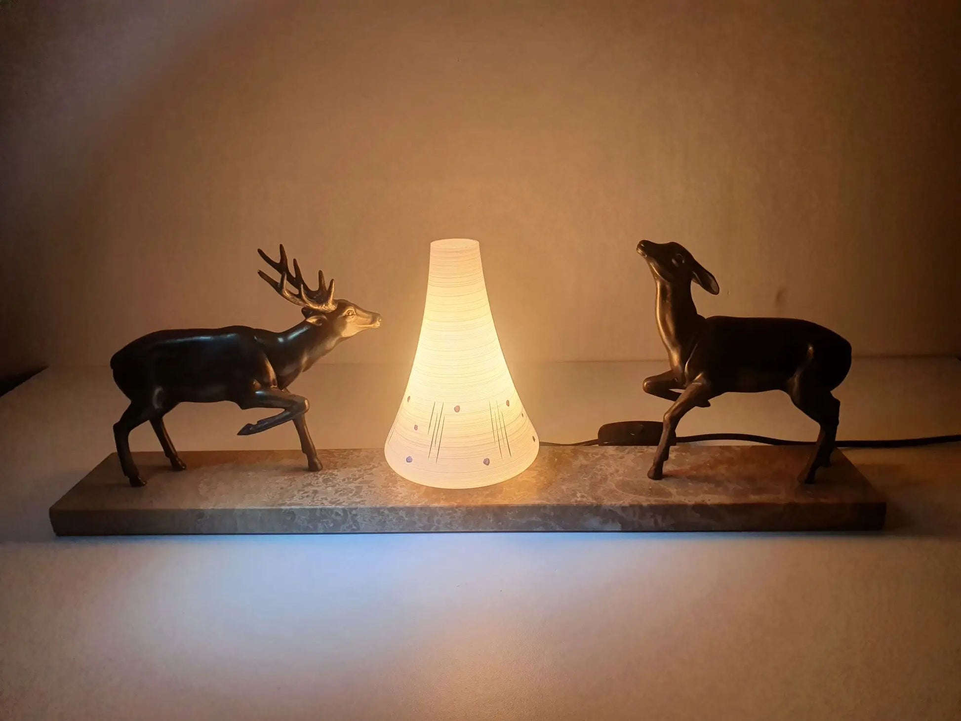 lampe-table-cerf-chevreuil-regule-socle-marbre-allumee-7-cote