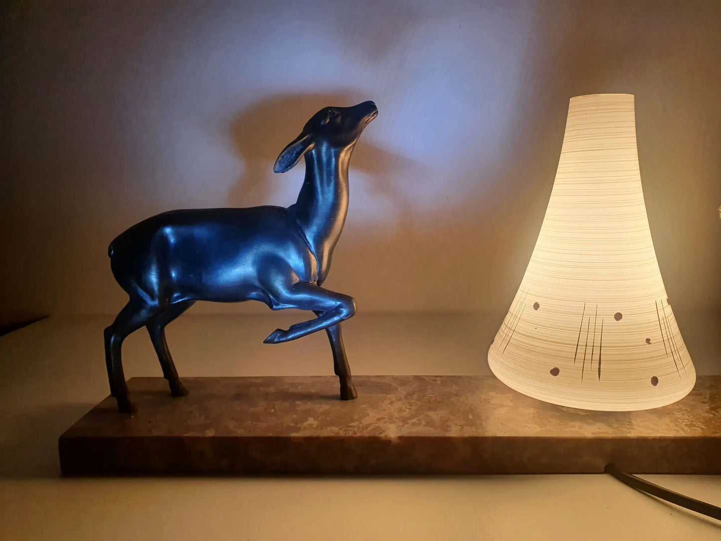 lampe-table-cerf-chevreuil-regule-socle-marbre-allumee-7-detail-biche