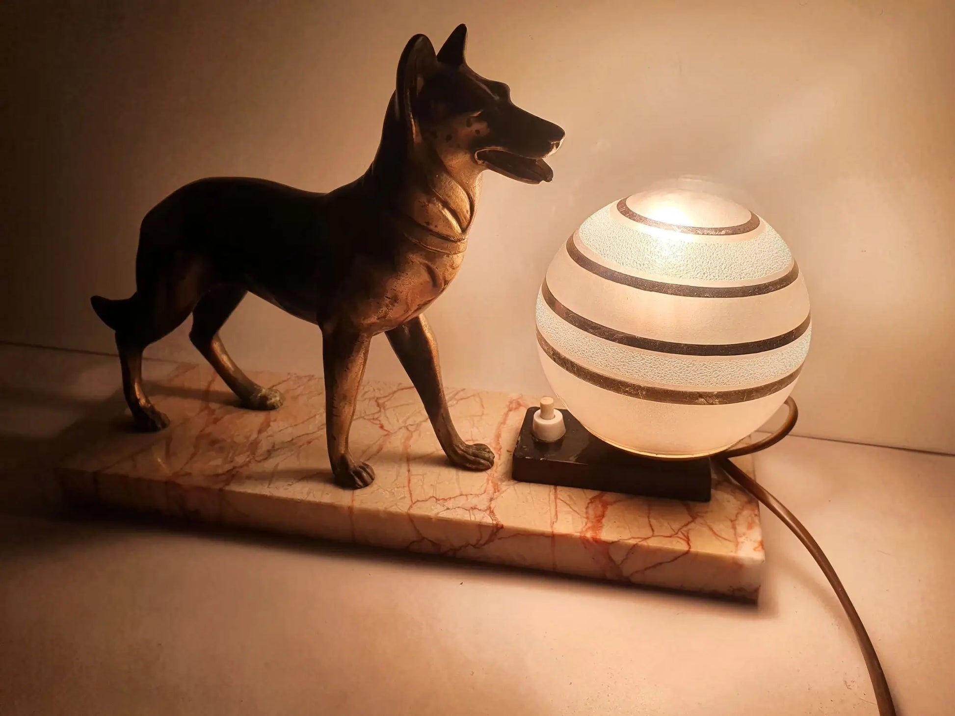 lampe-table-chien-regule-socle-marbre-allumee-1