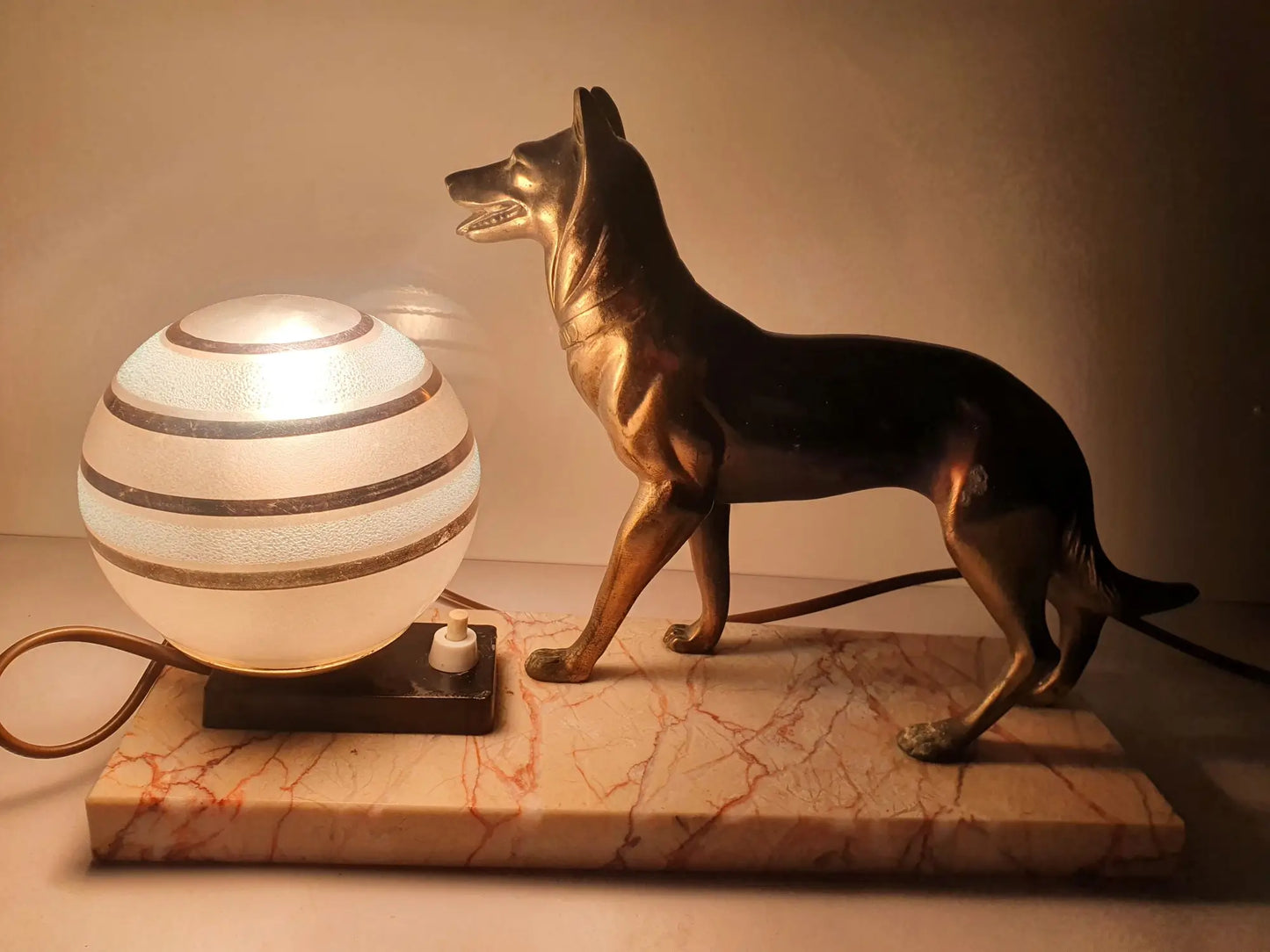 lampe-table-chien-regule-socle-marbre-allumee-2